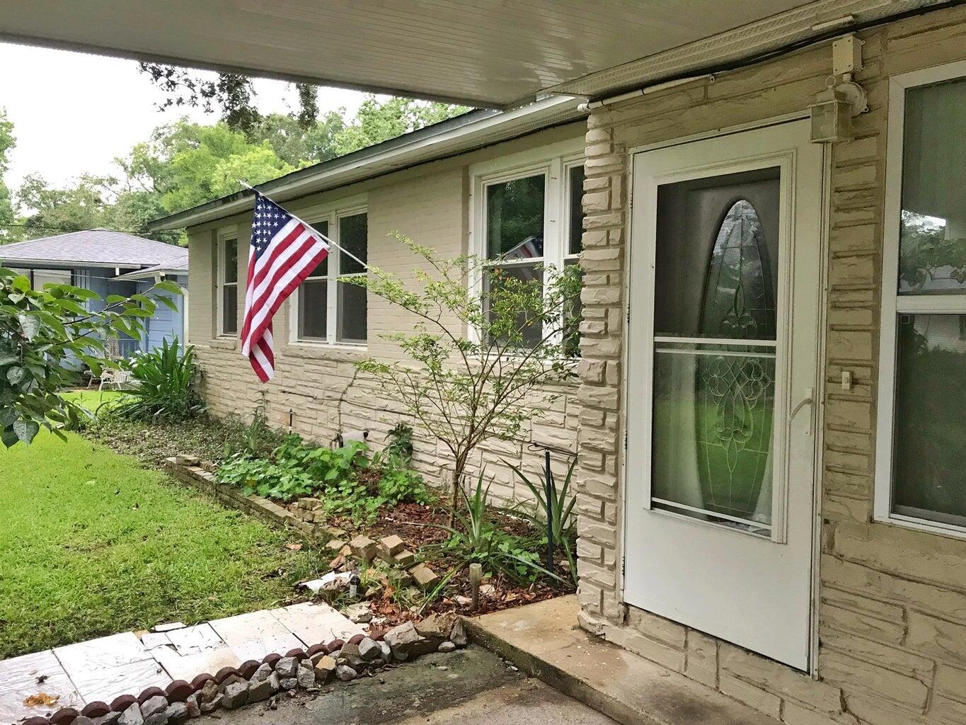 Quirky, large, rambling 5-bedroom, 2-full bathroom house with tons of living space located in the Garnier Beach neighborhood. ''Charmingly ugly''. Giant master bedroom. Stainless steel appliances in kitchen. Florida room leading to patio. HUGE fenced backyard with lots of trees. Large detached garage/workshop in the backyard. Great location conveniently located near both Hurlburt and Eglin AFBs. Just a few blocks walk to the neighborhood park, playground, and bayside beach. Public boat launch close by. Must be non-smokers and have great credit.