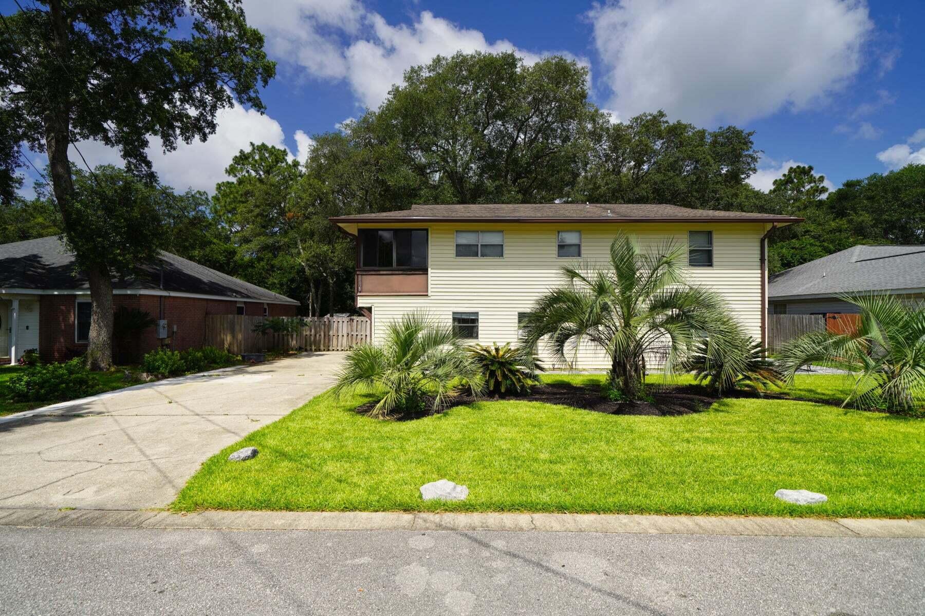 | stop | *UTILITIES INCLUDED* (Renter pays cable/internet). FENCED BACK YARD, 1ST FLOOR DUPLEX IN A CUTE, QUIET, FRIENDLY NEIGHBORHOOD, WON'T LAST LONG. | PETS CASE BY CASE | Private backyard with concrete patio, perfect for cooking out. Enter into a spacious OPEN floor plan living area and dining combo, with newer kitchen cabinets. Off the foyer you'll find two bedrooms, each with their own closet space, and easy access to the shared bathroom. One bedroom has the added flexibility of what could be a study/office, gaming room/closet combination. RENTER RESPONSIBLE FOR LAWN CARE AND MAINTENANCE, AND CABLE / INTERNET. FIRST MONTH'S RENT + $3,000 SECURITY DEPOSIT DUE TO MOVE IN ($4,750 to move in). MUST VERIFY EMPLOYMENT. CALL TODAY - LEASE ASAP!