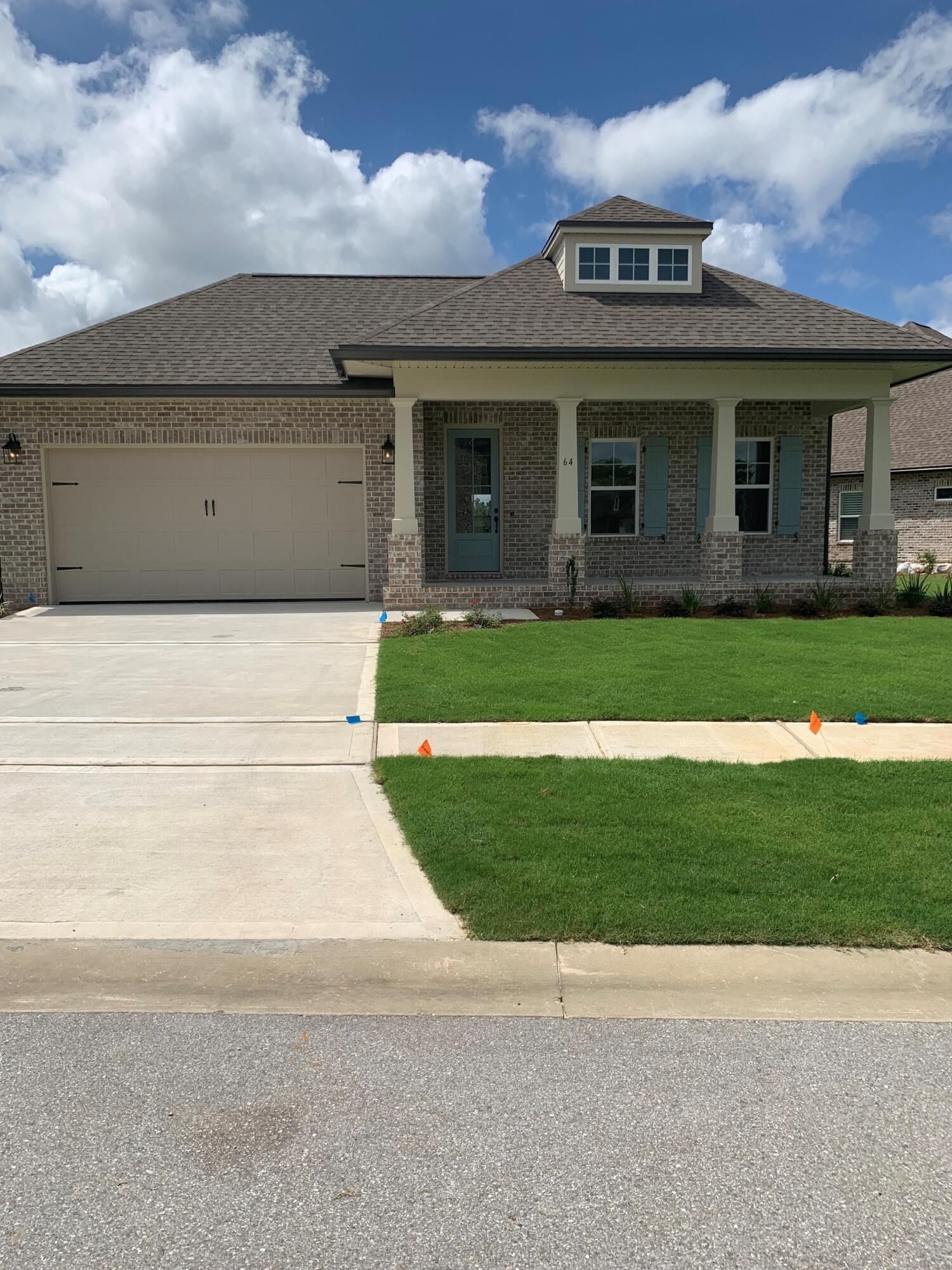 The Willow Oak plan has 2,498 square feet, four bedroom, plus a flex room and 3 baths. Brick exterior, low E-vinyl windows, covered rear porch and a 2 car garage. Interior finishings include, 9' ceilings, granite counter tops, laminate, tile and carpeted floor coverings, crown molding, cased windows and openings. Natural gas range and Rannai tank water heater. Stainless Frigidaire appliances, WoodHarbor cabinets with 100 year finish warranty, tiled shower and tub deck in master. Additional upgrades include floor plug in living room, ceiling fan on back porch, sink in laundry room with upper and lower cabinets, extended island, stained glass double doors at flex room, laminate in flex, steel tub w/ tile surround in bath 2 and fence is included!!