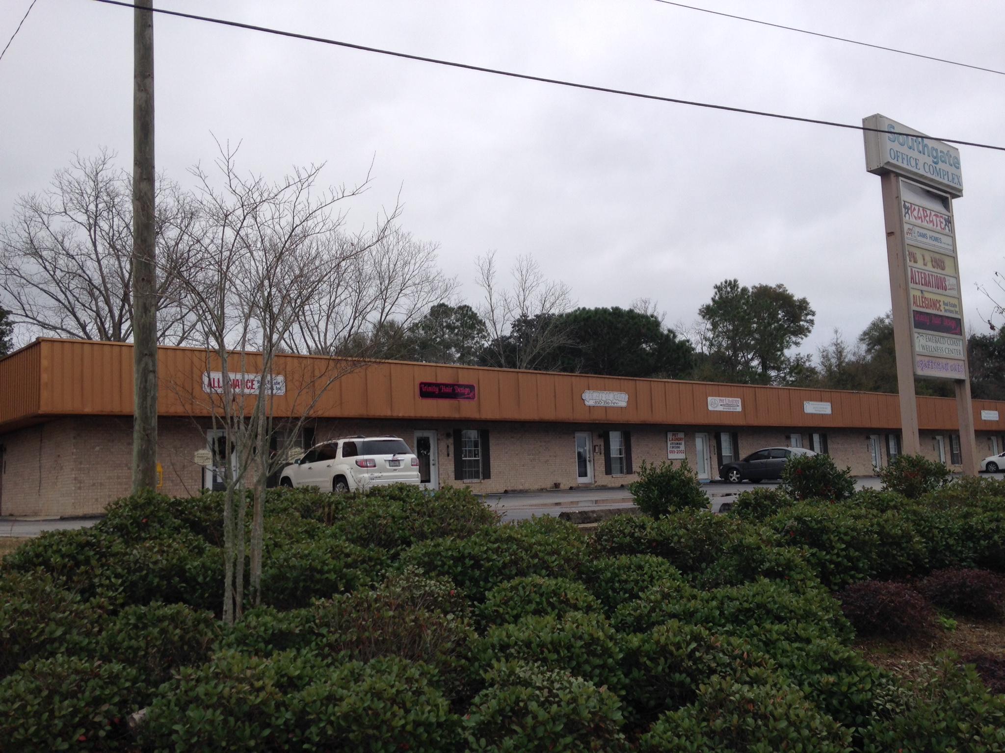 975ft unit for professional office. Great visibility on corner with road signage and easy access to HWY 85. Gross lease with tenant only paying electricity.