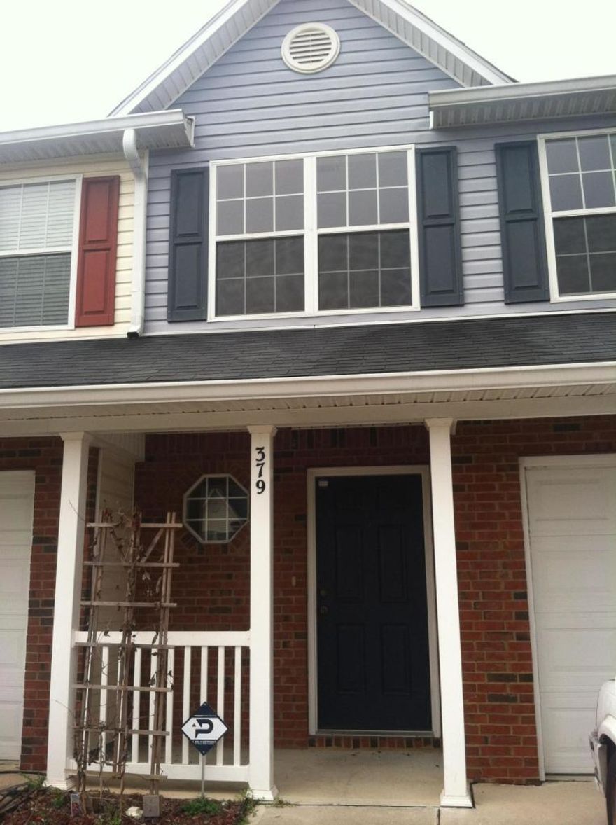 AVAILABLE NOW: GREAT INVESTMENT OR FIRST HOME OPPORTUNITY. THIS 3BR/2.5BA TOWNHOME IS LOCATED IN CENTRAL CRESTVIEW, CLOSE TO SCHOOLS & SHOPPING.
