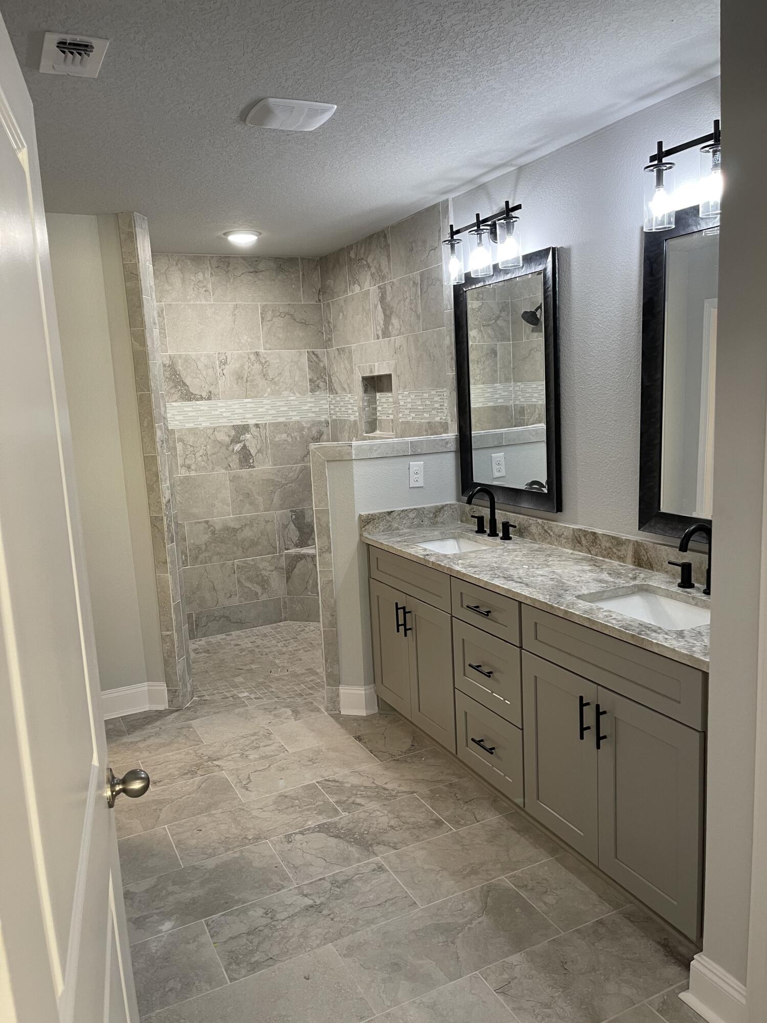 COMMODORE PARK - Residential