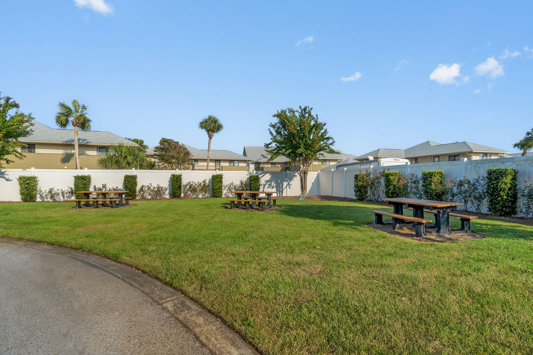 HIDDEN PALMS - Residential