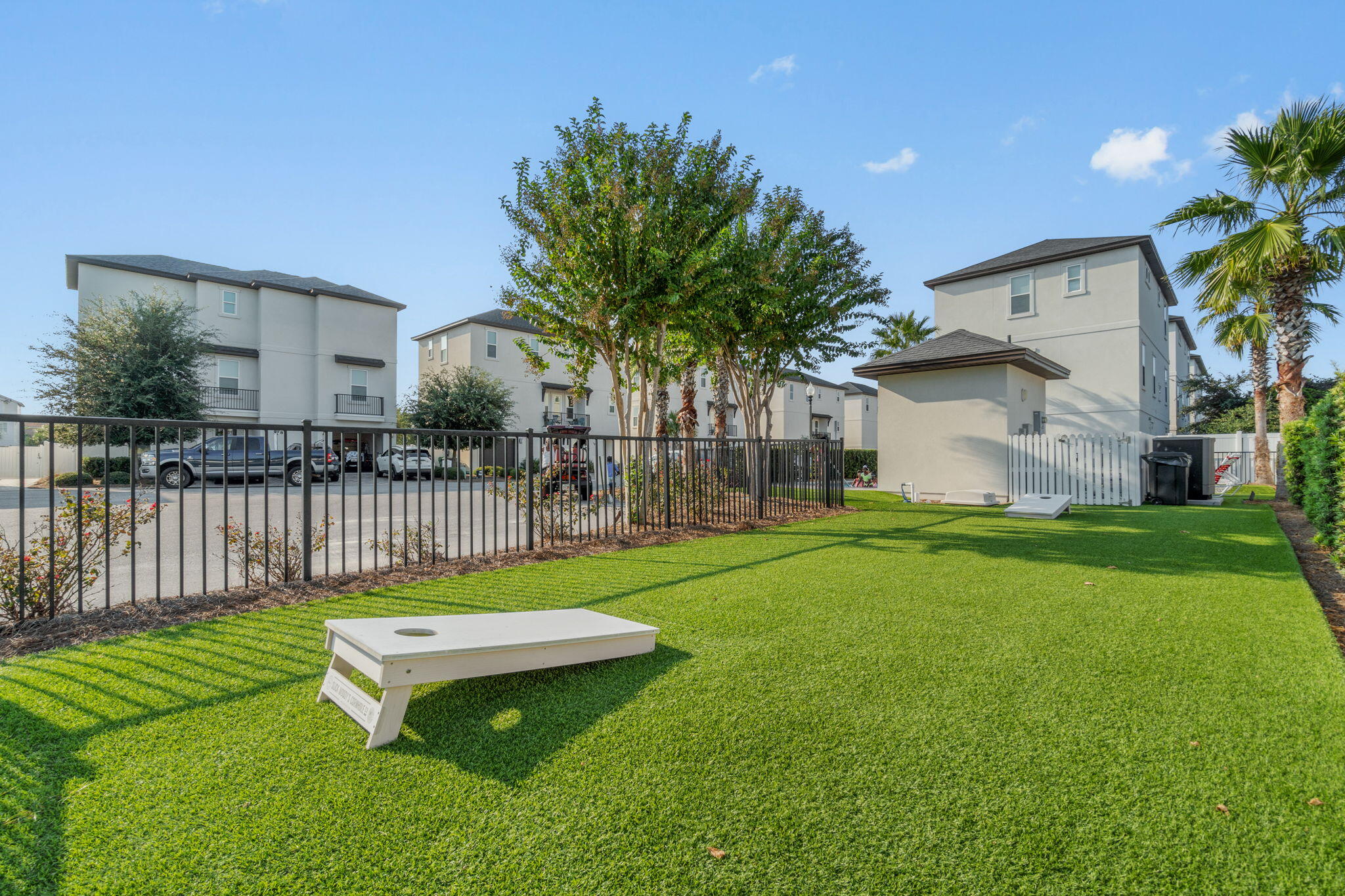 HIDDEN PALMS - Residential