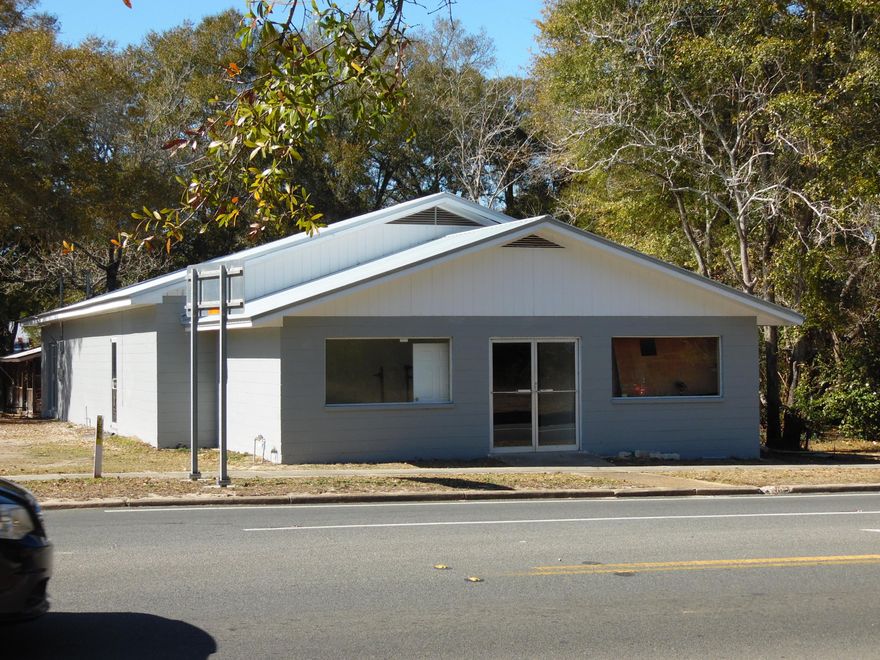 For sale or rent-Zoned C-1,It is 40'x87 & 32'x87', block, 3344 sq. ft' building heated and cooled, with a 5 ton and 3 ton heat pump central air/heat. Freshly painted exterior and interior, new metal roof, and new floor covering, 2 baths, Five (5)office spaces, kitchen, washer dryer hook ups, single phase electrical 400 amp service. corner lot 50x100. Building is for rent all or part. Front section is 5 office and a bath/kitchen- Rent $800/month. Middle section of the building that does have laundry hook-ups $1,500/month; Rear section of the building- open warehouse area rent $800/month. Front section of the building has a 3/4 bath (shower)..
Middle section of the building has a 1/2 bath, with plumbing you could add a shower.