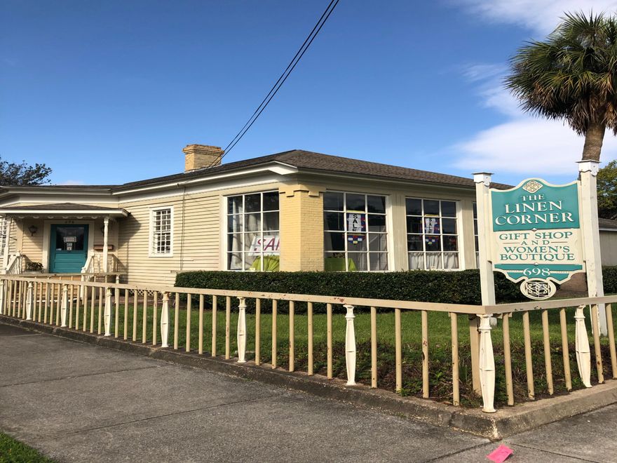 Charming stand-alone 2,561 SF retail/office site is located on the corner of North Donelson and West Garden Street. It has approximately 60 feet of frontage on Garden Street and 116 feet on N Donelson Street, which sees in excess of 23,000 vehicles per day and benefits from strong demographics. The property is well-suited for office, restaurants or retail and has served as the Linen Corner Boutique for many years.