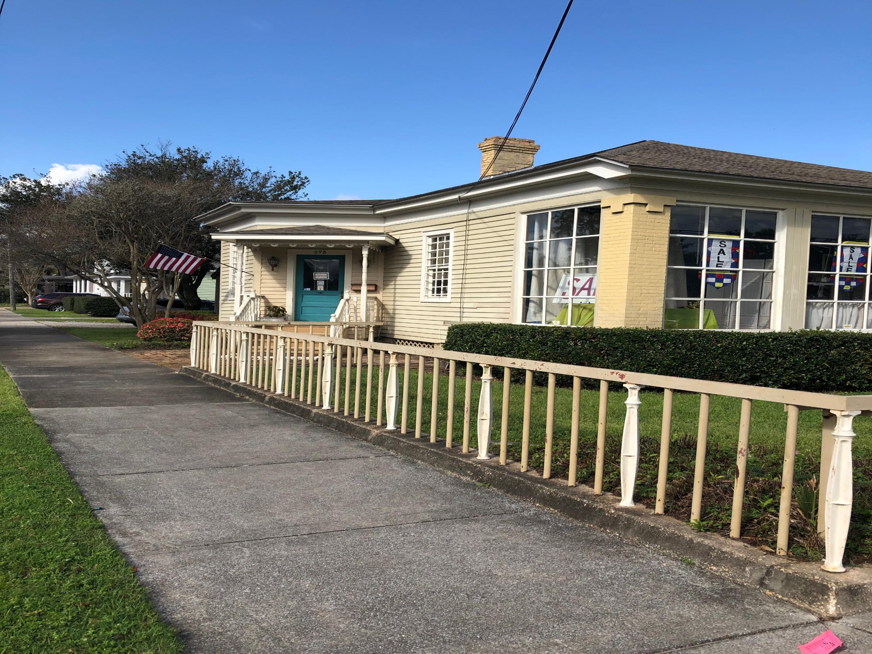 Main image without alt text