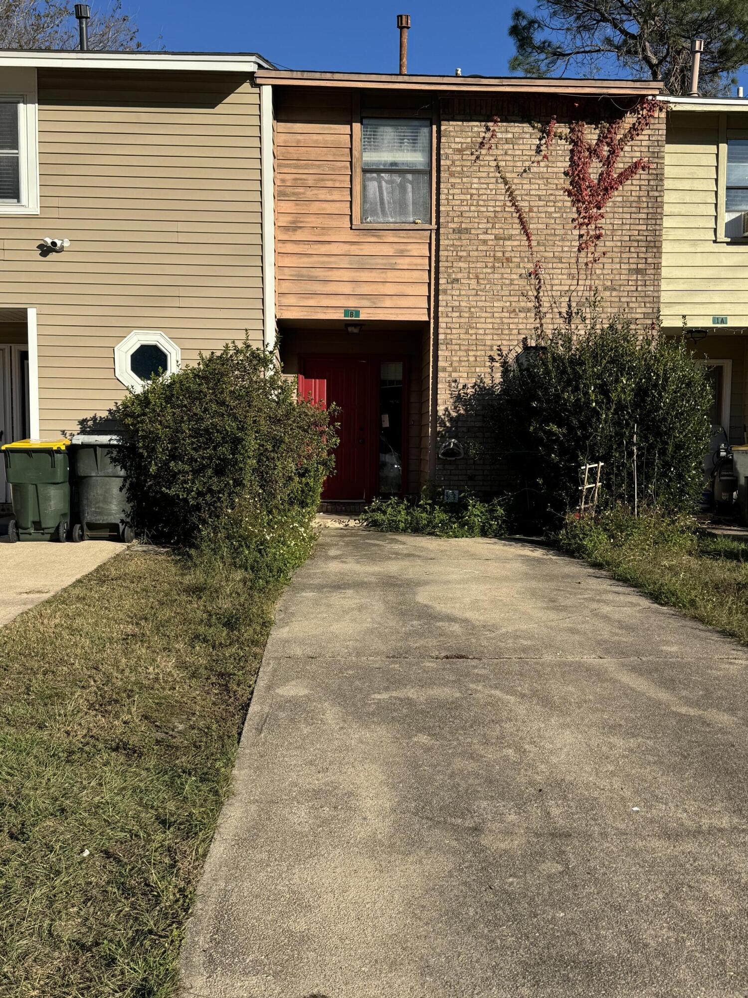 Great 3 bedroom 1.5 bath townhome, perfect for a 1st time home buyer or investor( has a great rental history).  This two story townhome in central Ft. Walton Beach has a fenced in yard as well.  This current rental unit will not last long.  Call today to schedule a showing and get more information about this wonderful  townhome.   Unit is currently occupied with a tenant. The Unit also has a laundry area inside.