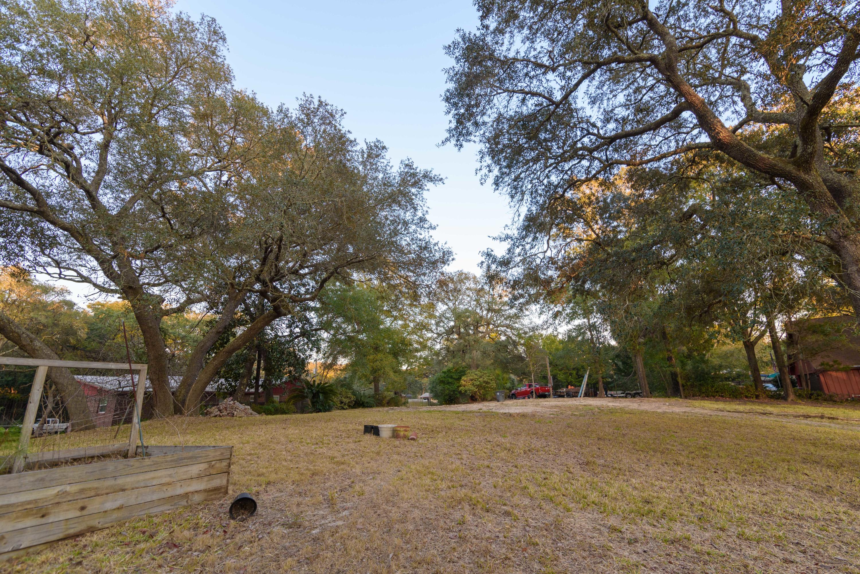TOM'S BAYOU - Land