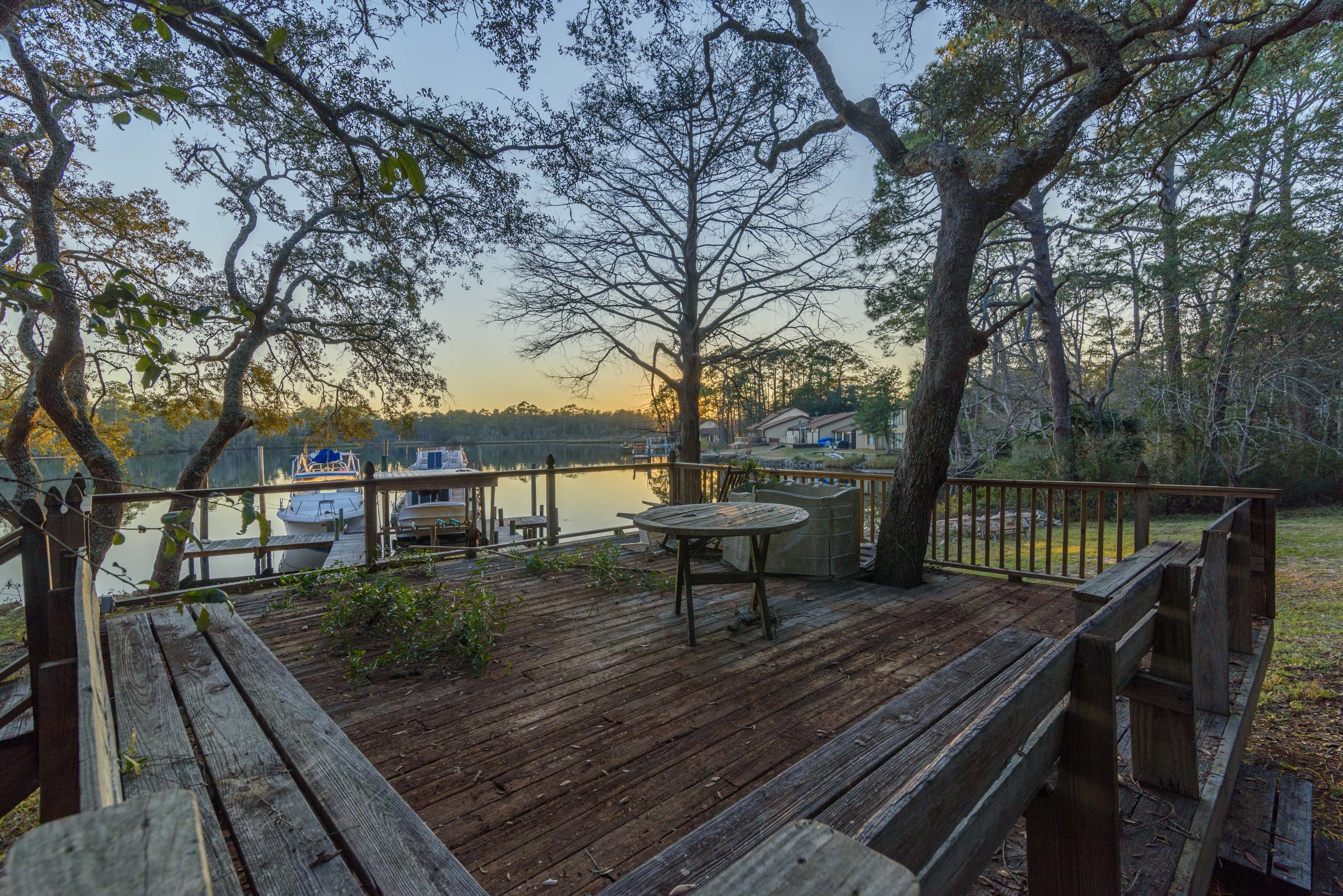 TOM'S BAYOU - Land