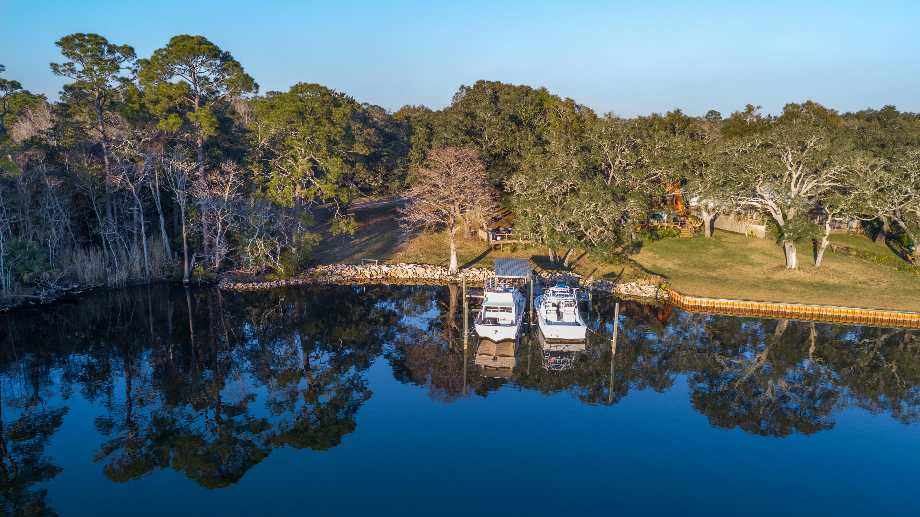 TOM'S BAYOU - Land