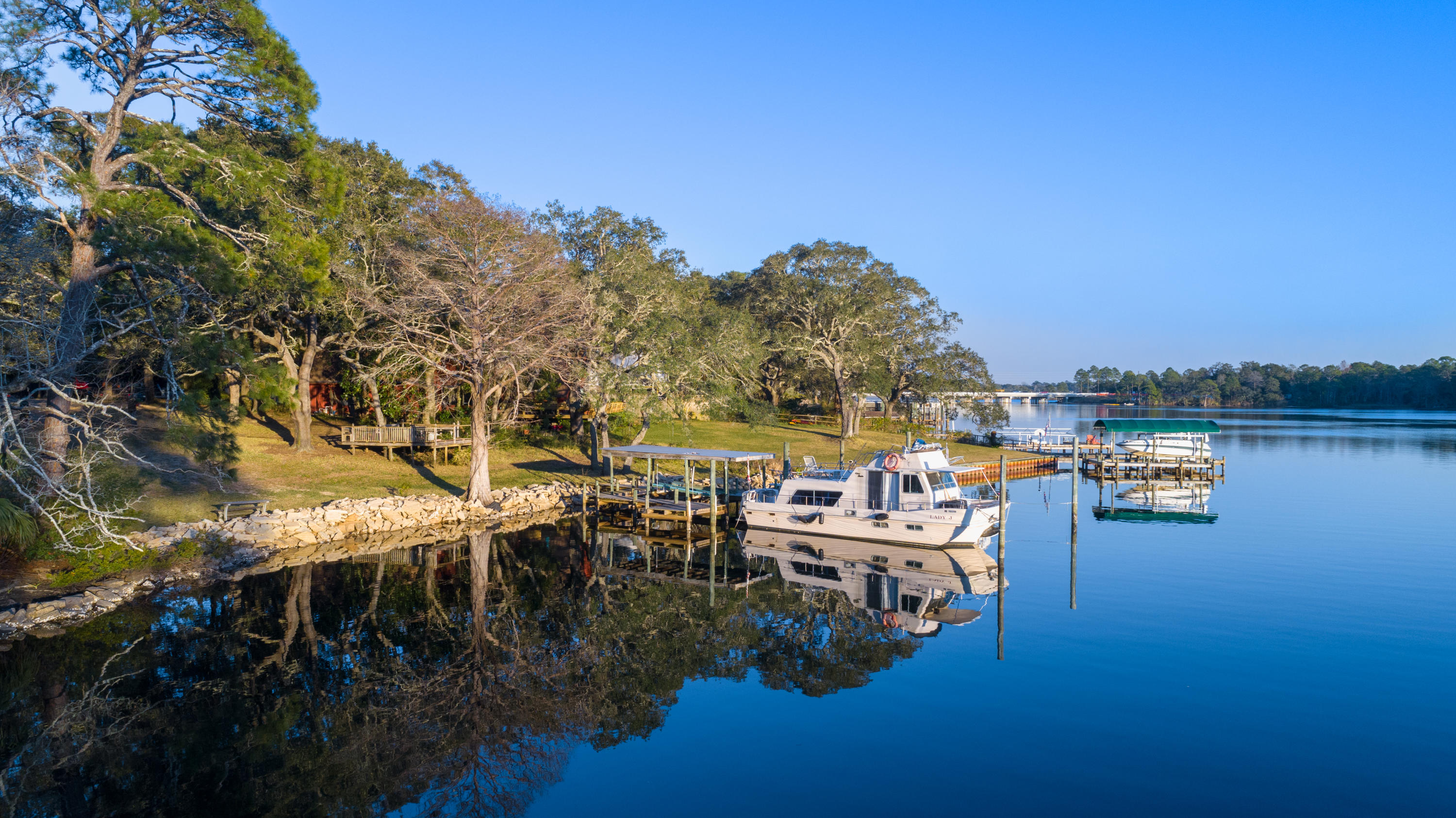 TOM'S BAYOU - Land