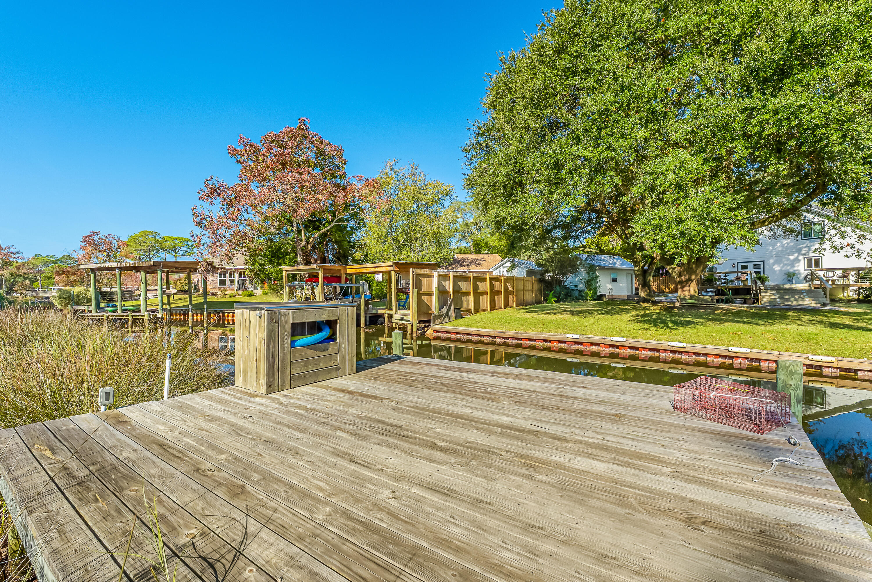 ELLIOTTS POINT - Residential