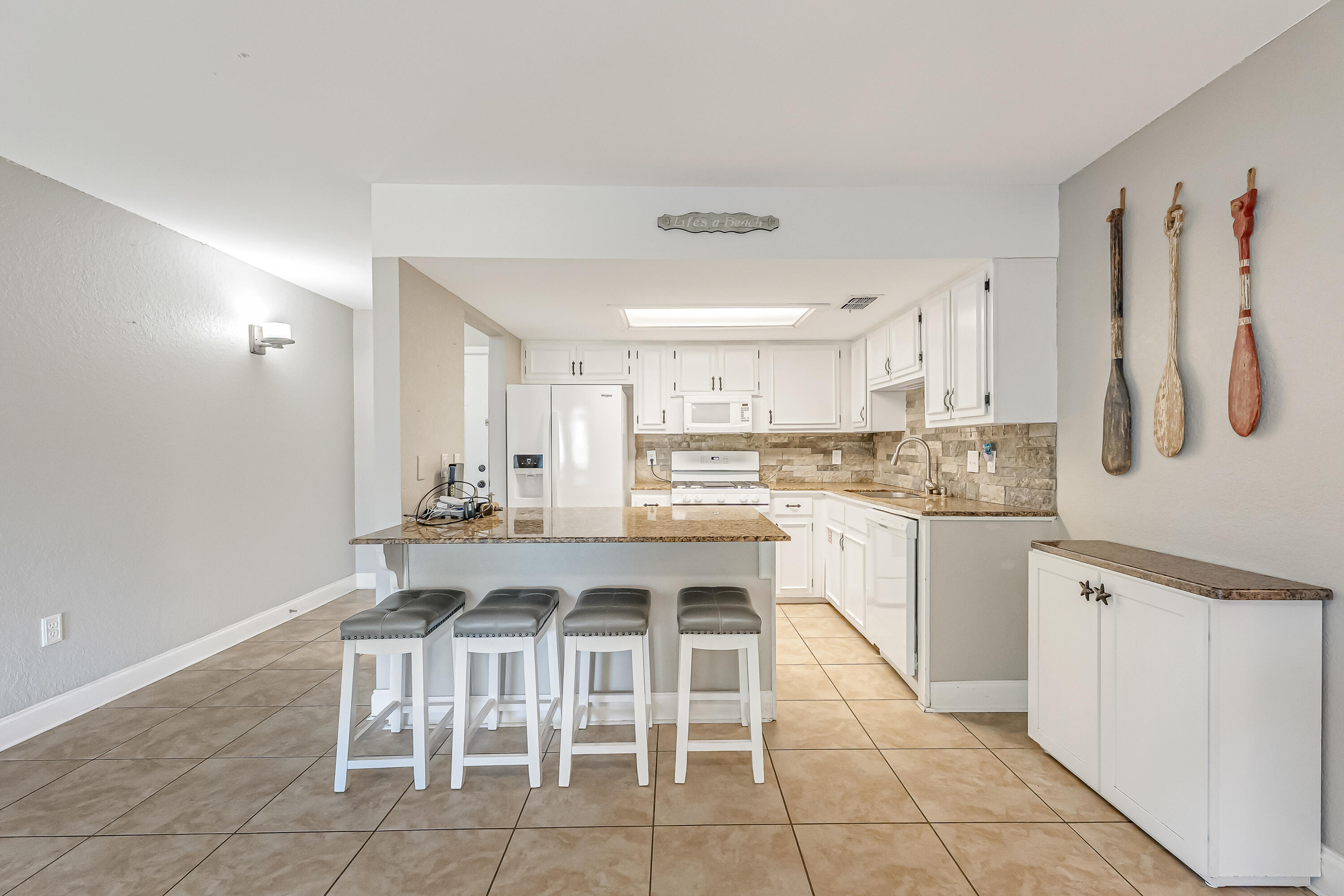 ELLIOTTS POINT - Residential