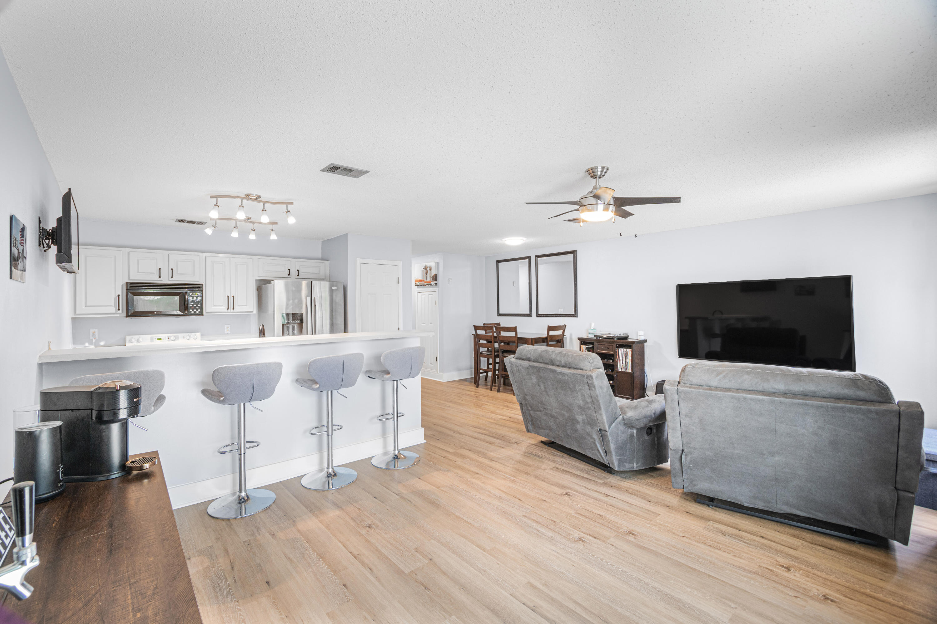 ALI-JO MANOR - Residential