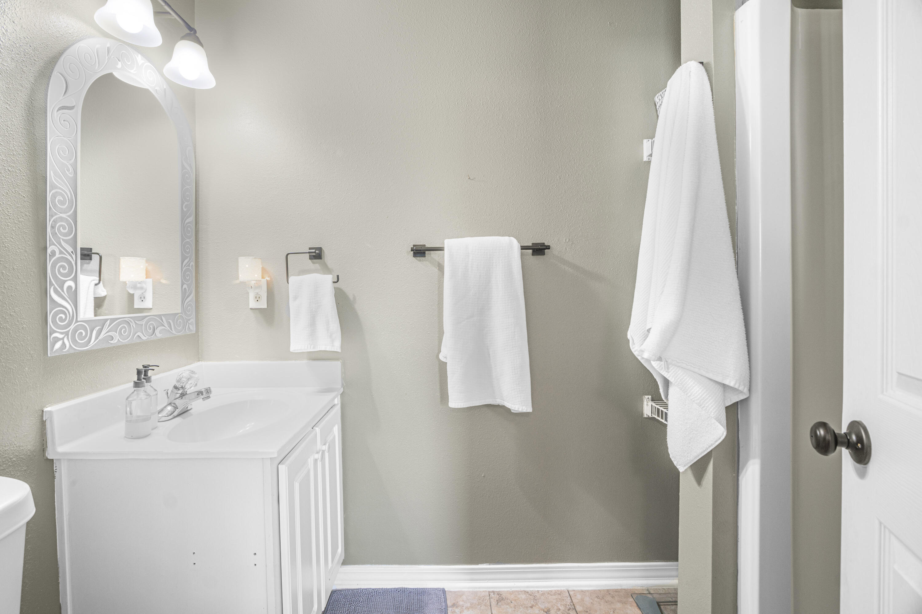 ALI-JO MANOR - Residential