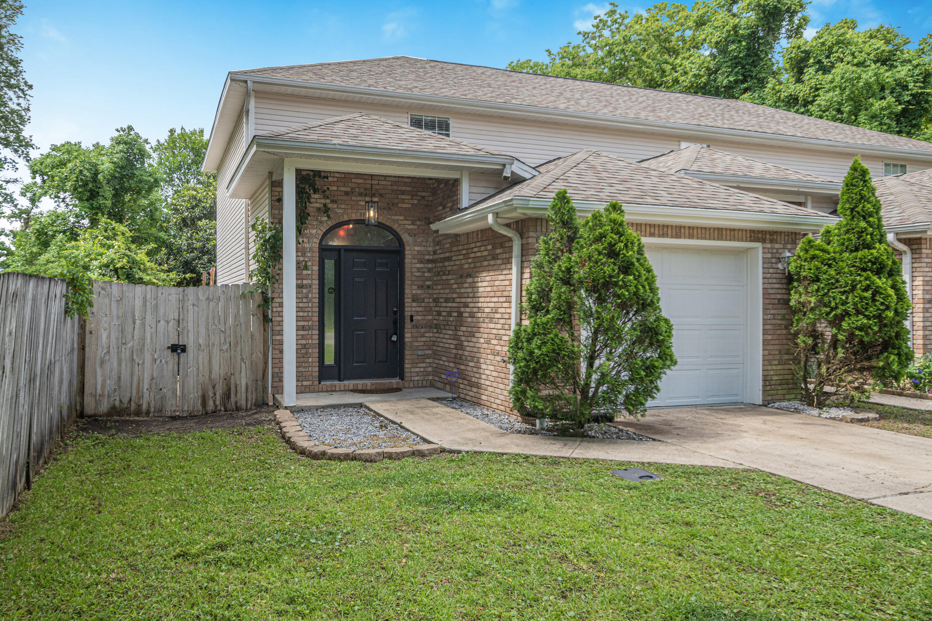 ALI-JO MANOR - Residential