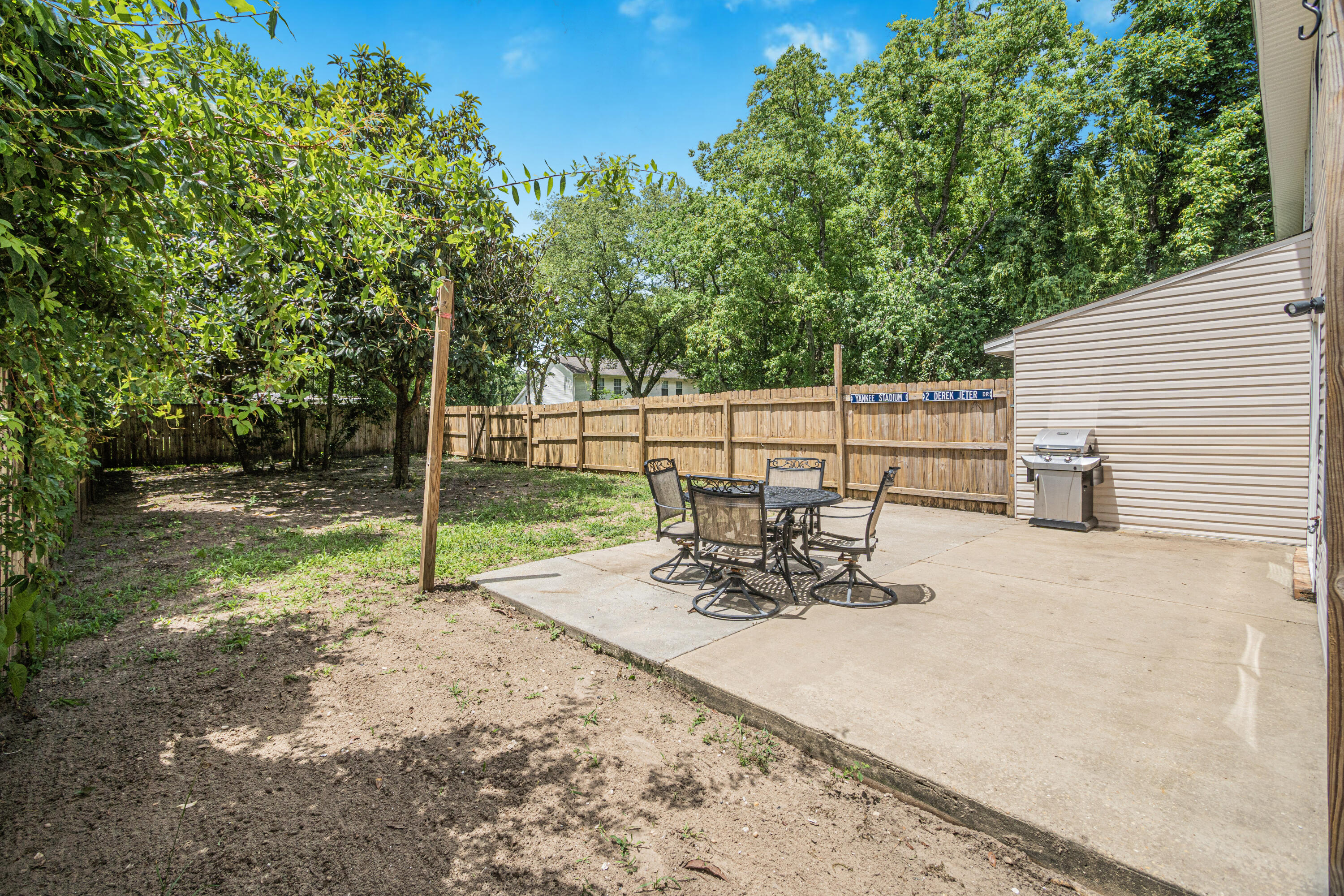 ALI-JO MANOR - Residential