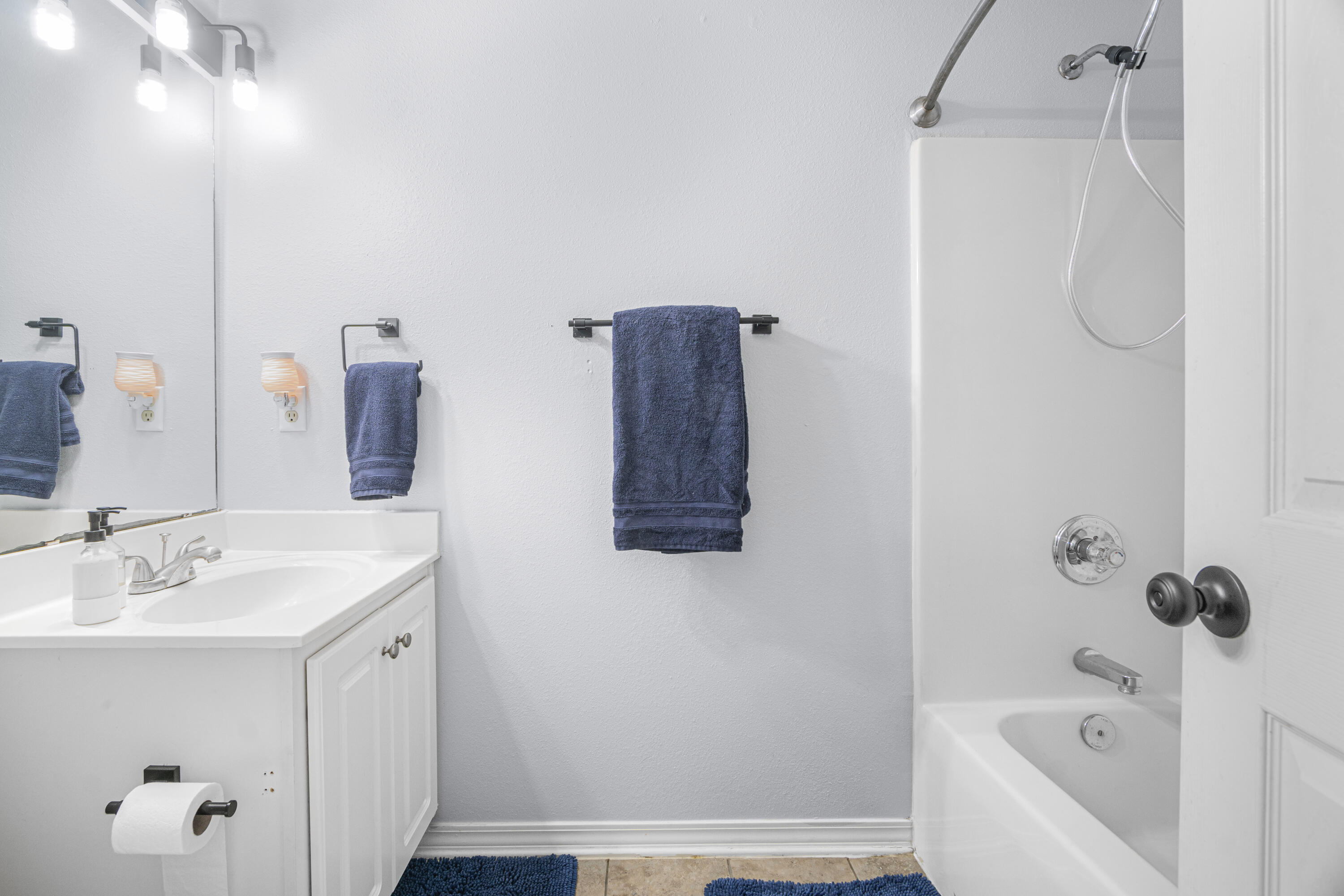 ALI-JO MANOR - Residential