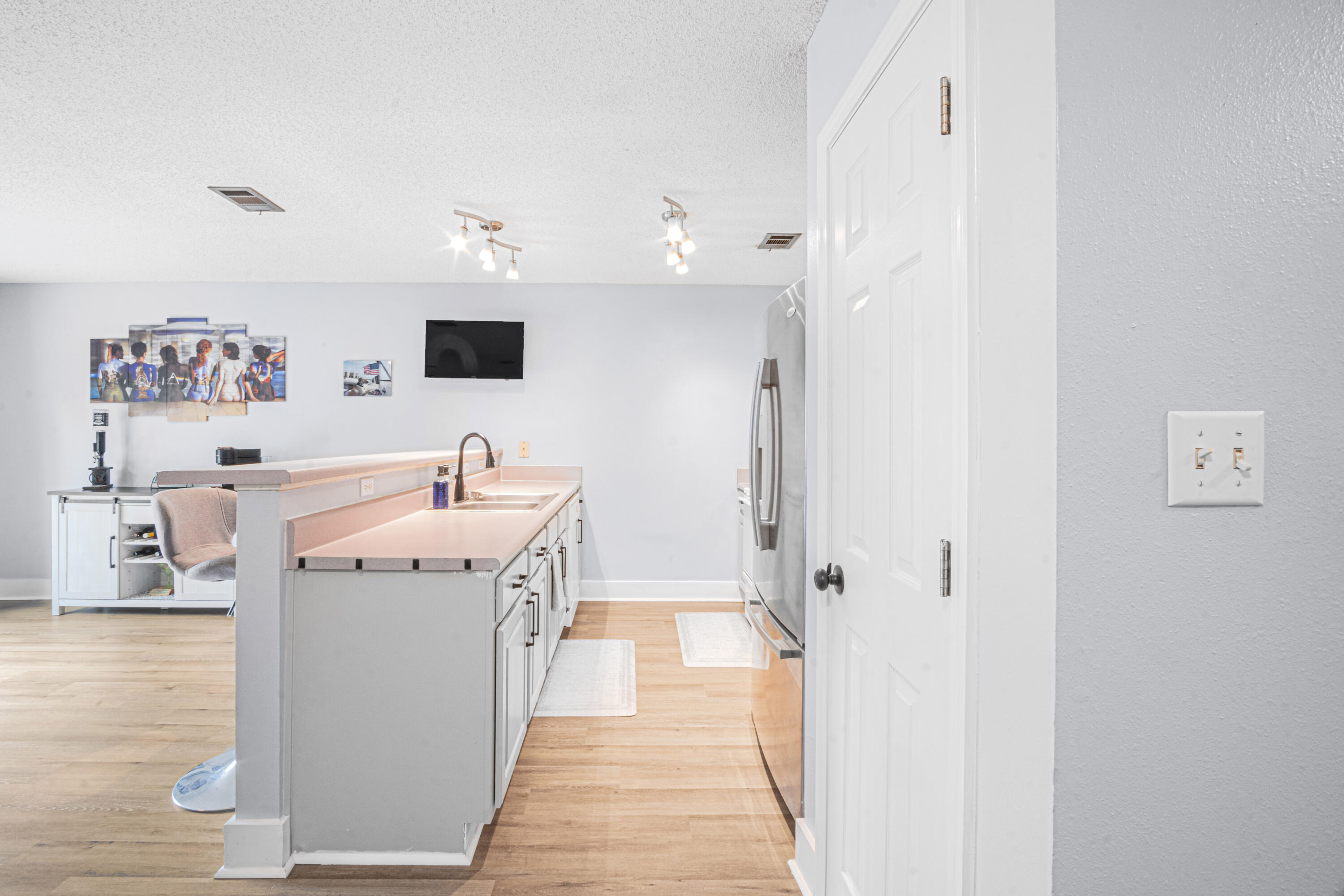 ALI-JO MANOR - Residential