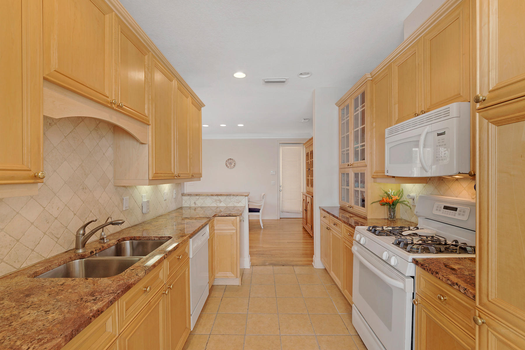 CRYSTAL SHORES - Residential