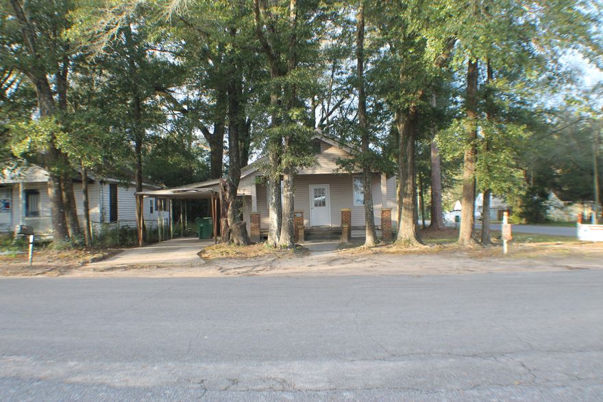 3 Bedroom/1 Bath home in town. Great investment property. Can be used as Commercial property with change of use. Currently being used as Residential.