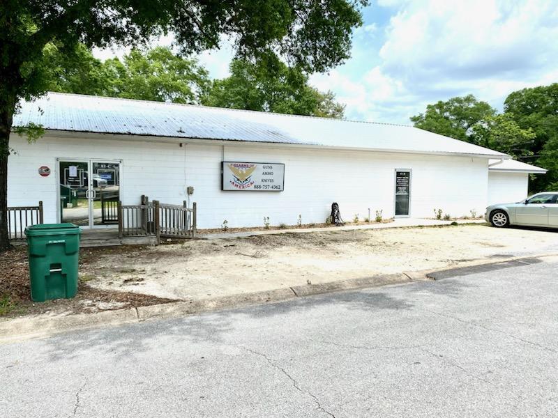 Perfect Commercial Location!  This 1000 s.f. office space  with city water and sewer.  Tenant has individual meter for electric bill.   Average daily traffic is 9,500 vehicles. Centrally located to the town, just ONE block off Nelson Ave (Hwy 90)  and the Historical area-DeFuniak Springs, FL.  Great visibility!