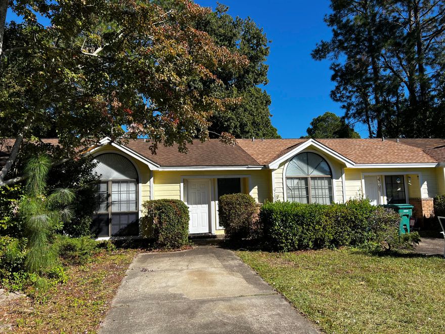 Light and Bright one story townhouse with nice fenced back yard. This unit has been freshly painted , clean and ready for you to move in! Pets upon approval with a pet fee. 

Currently offering half off October Rent.

Call our office for more information!