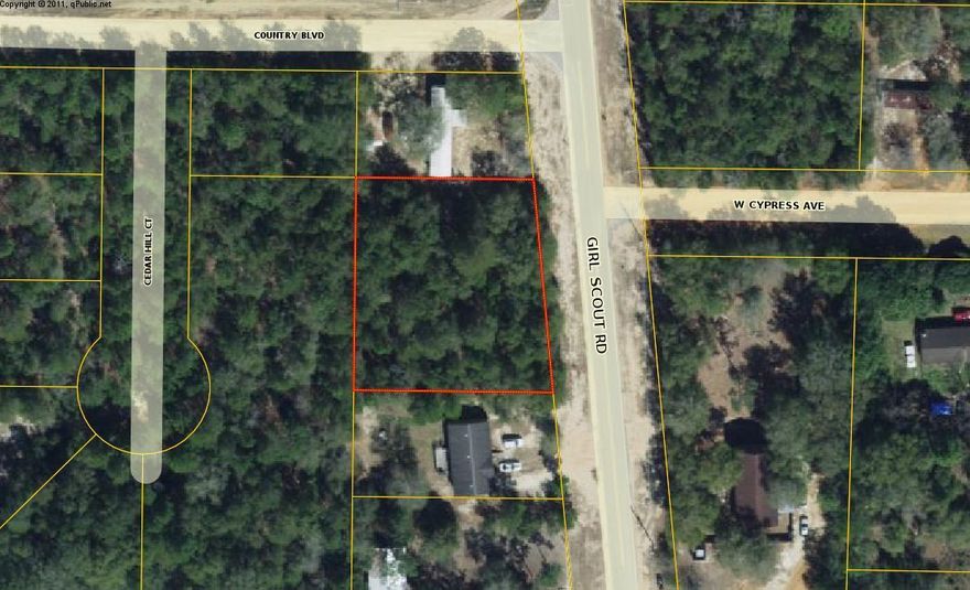 Great Property located in Oakwood Hills convenient to Crestview and Defuniak Springs and 30 minutes form the beautiful white sandy beaches on the Emerald Coast.