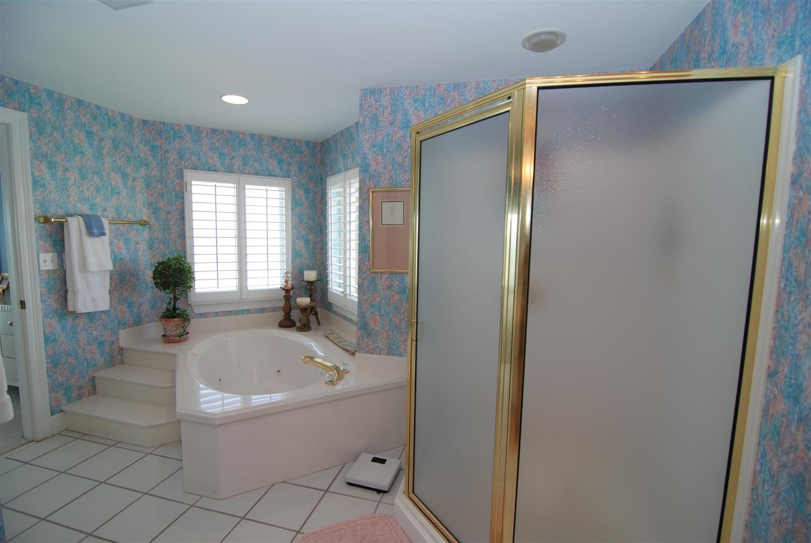 HOLIDAY ISLE TOWERS CONDO - Residential