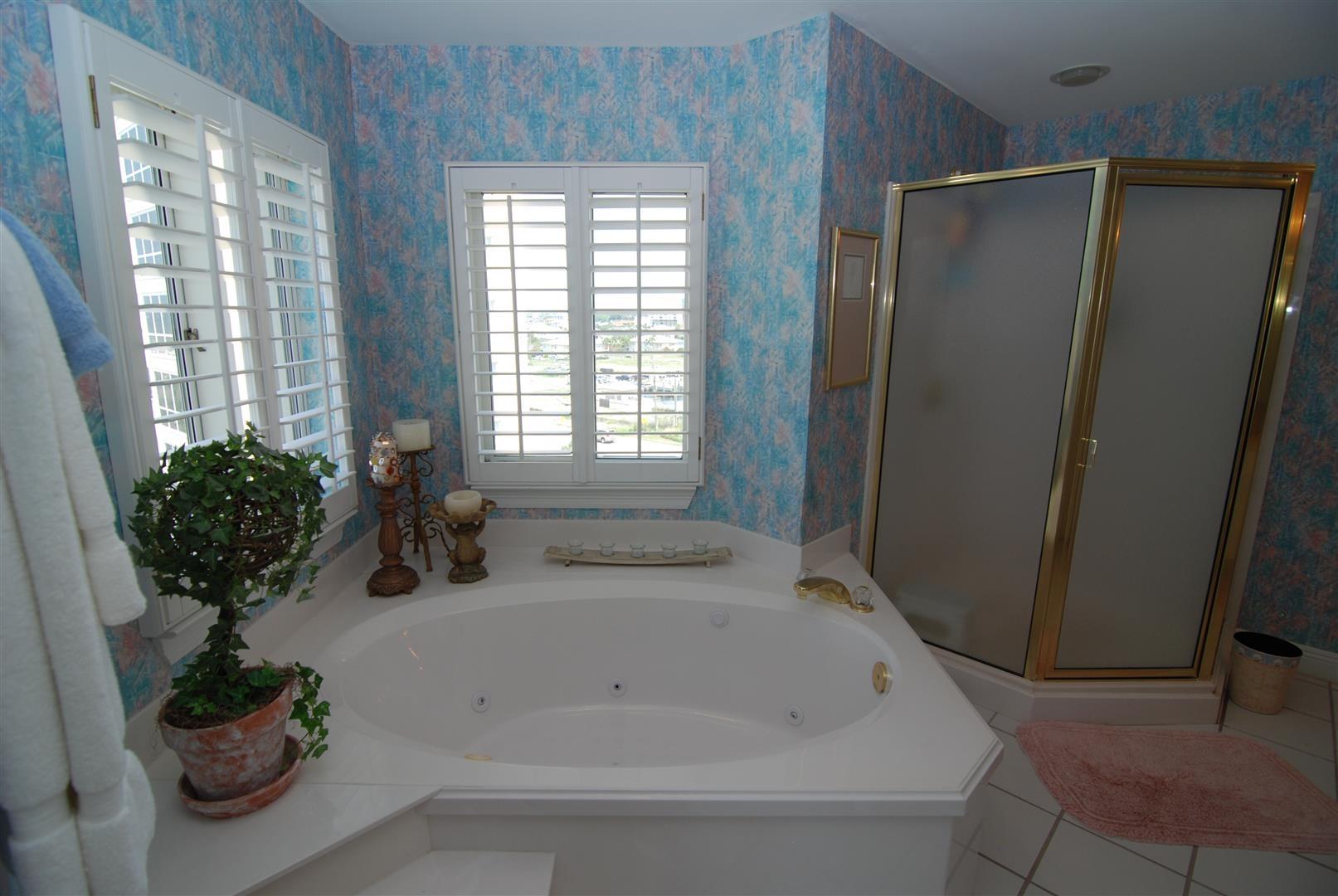 HOLIDAY ISLE TOWERS CONDO - Residential