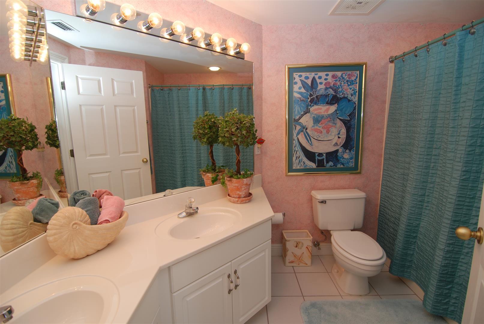 HOLIDAY ISLE TOWERS CONDO - Residential