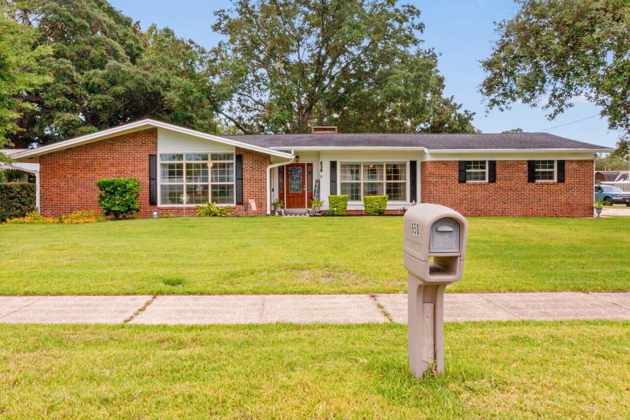 COUNTRY CLUB ESTATES - Residential