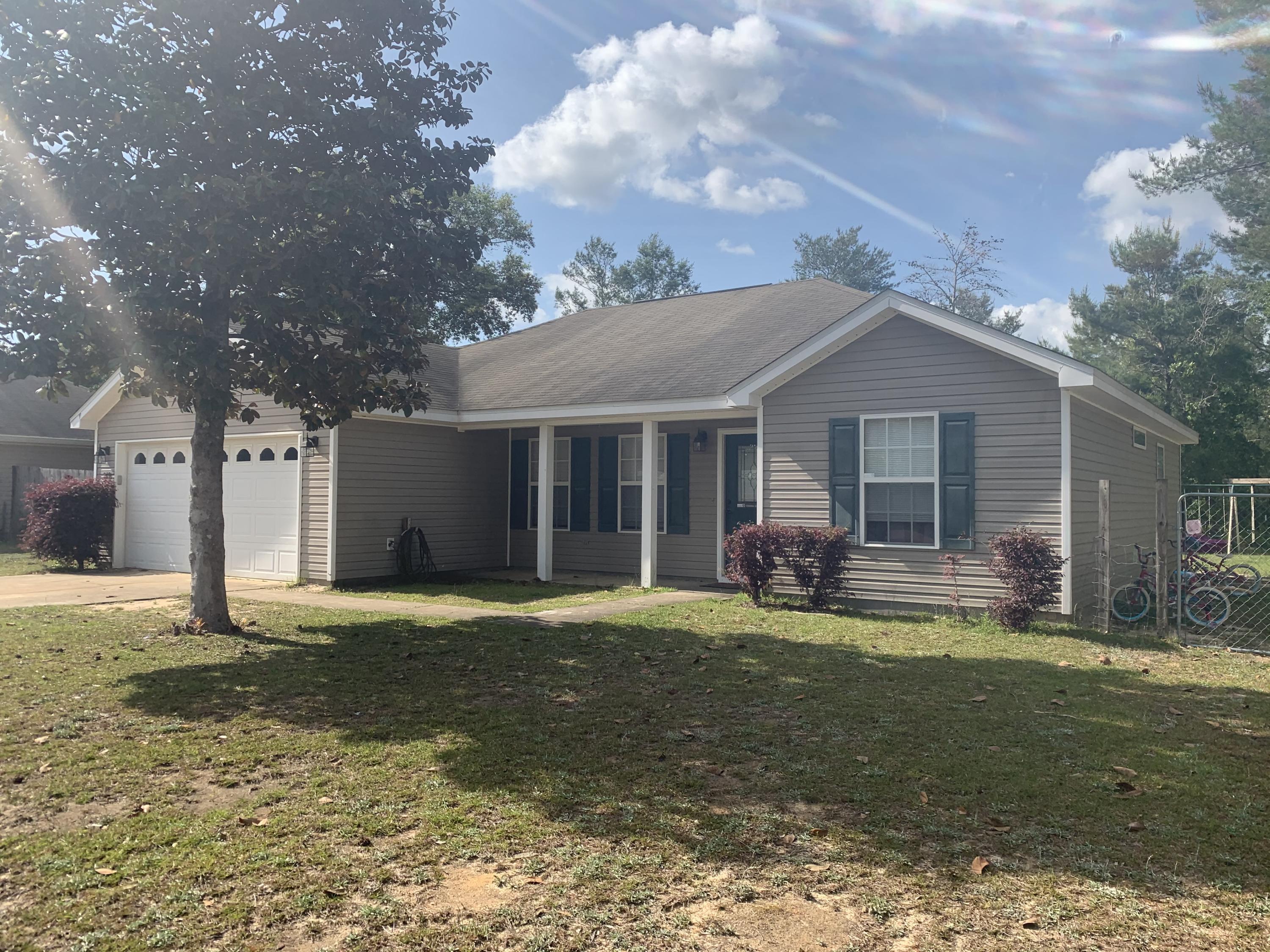 MOVE IN READY home located in Oakwood Hills. Home features an open floor plan between kitchen, living and dining with 3 bedrooms and 2 bathrooms.