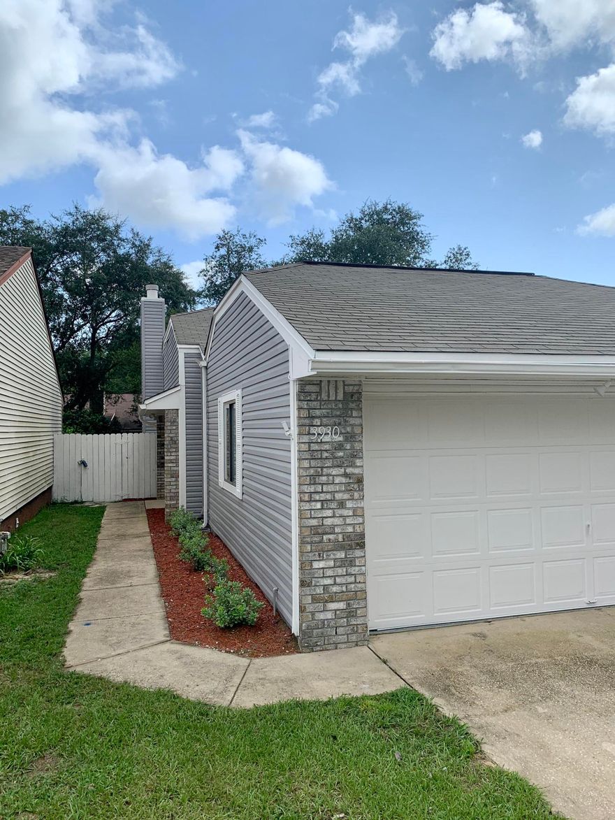 Conveniently located in the Cedar Ridge neighborhood of Niceville within walking distance to the college, middle school, and high school.  This home features vaulted ceilings and fireplace in the Great Room, kitchen with breakfast bar and gas stove, and a spacious Florida room.