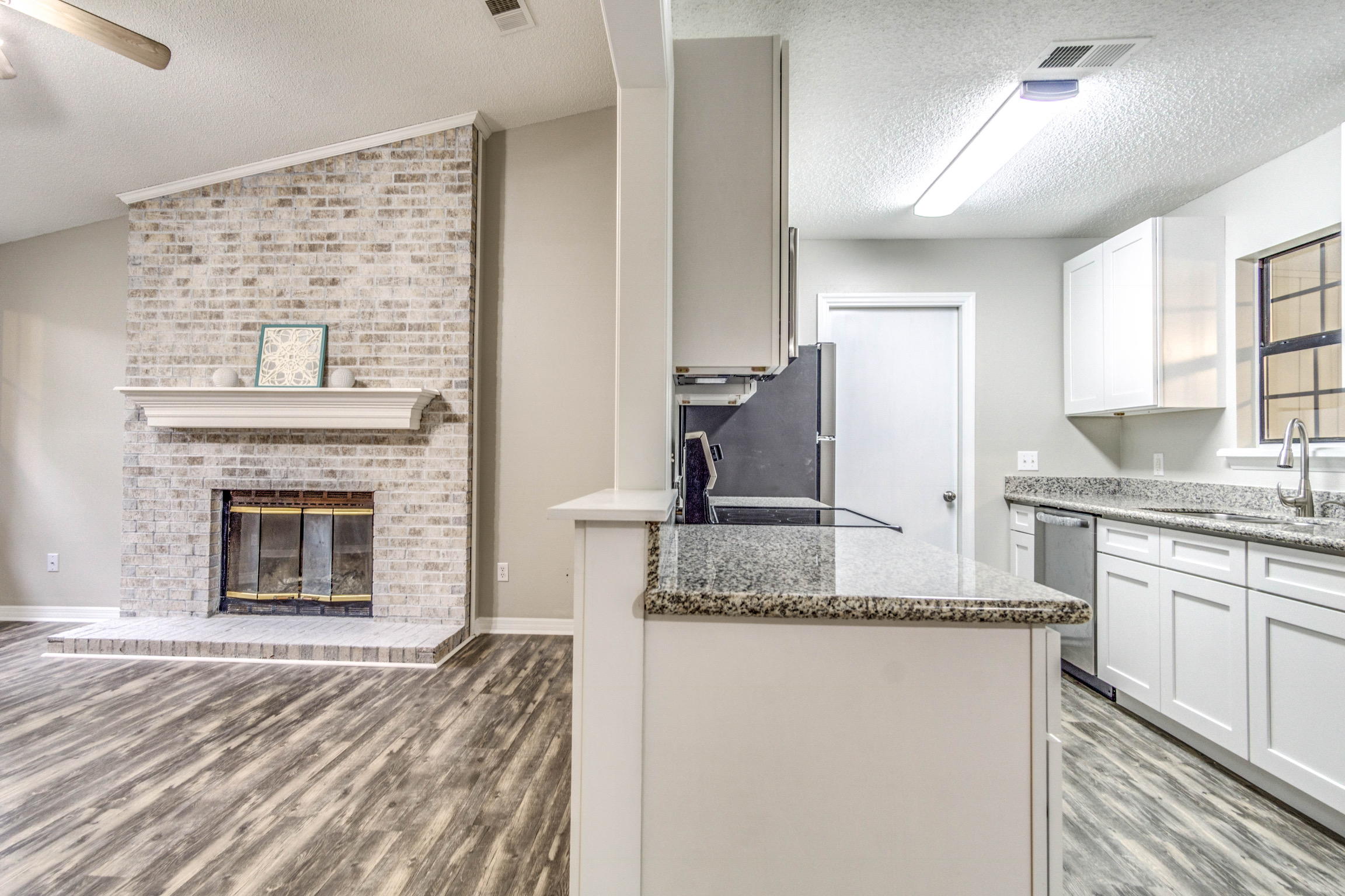SOUTH of I-10 beauty! This home boast new paint,Flooring, New Kitchen with Granite, Brand New AC unit, and New Garage Door! This home is ready for its new owners! Don't wait, call today,