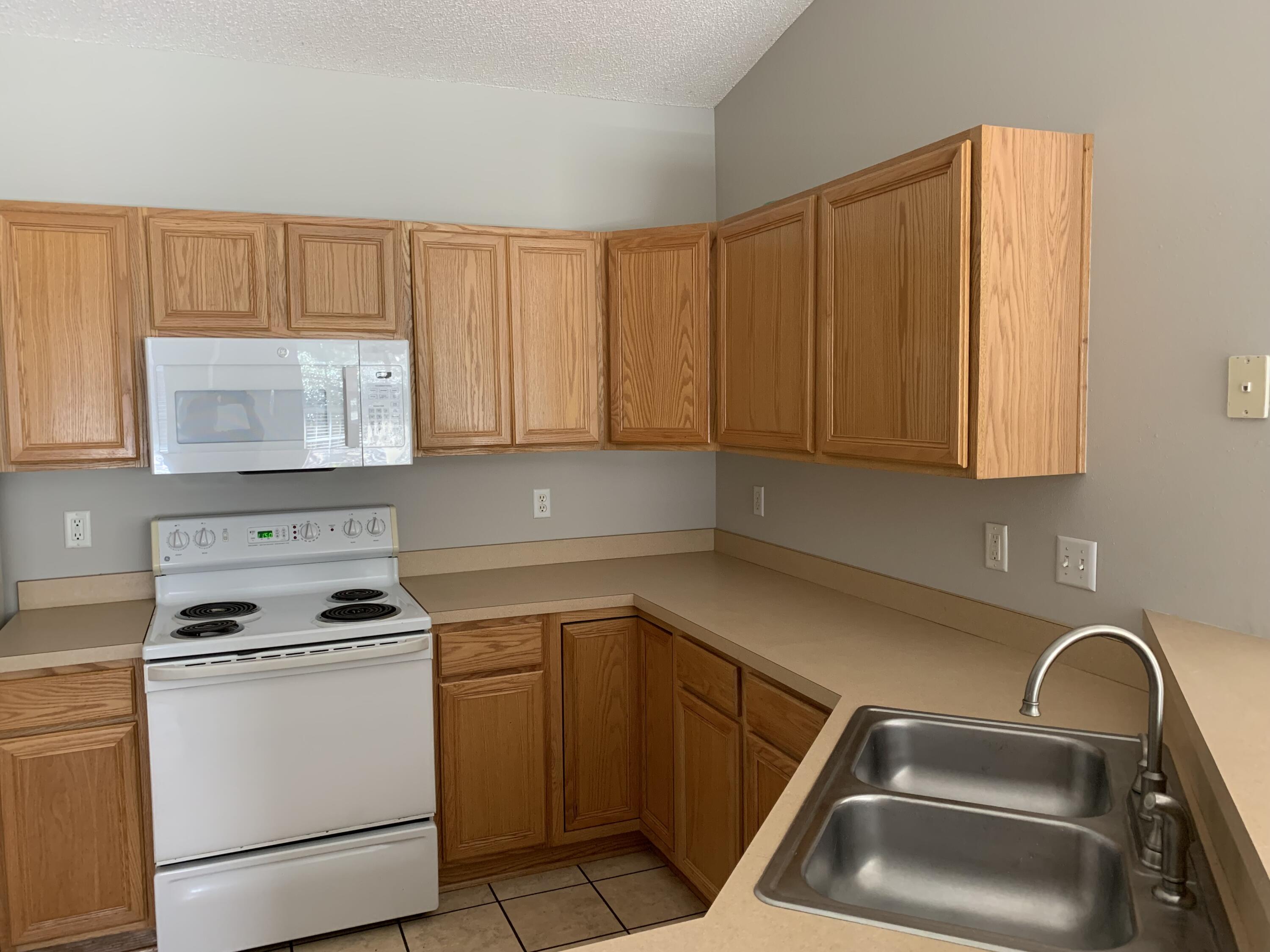 EMERALD LAKES PH 3 - Residential Lease