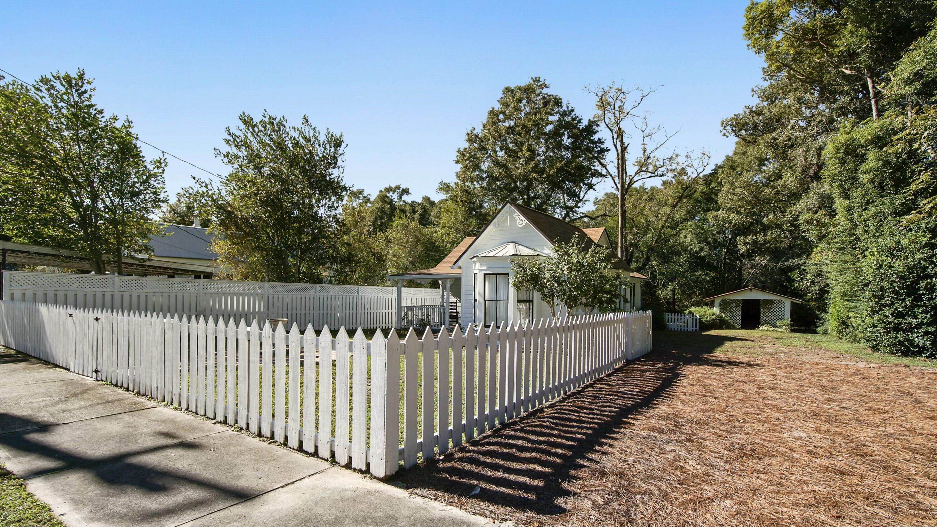 TOWN OF DEFUNIAK SPRINGS - Residential