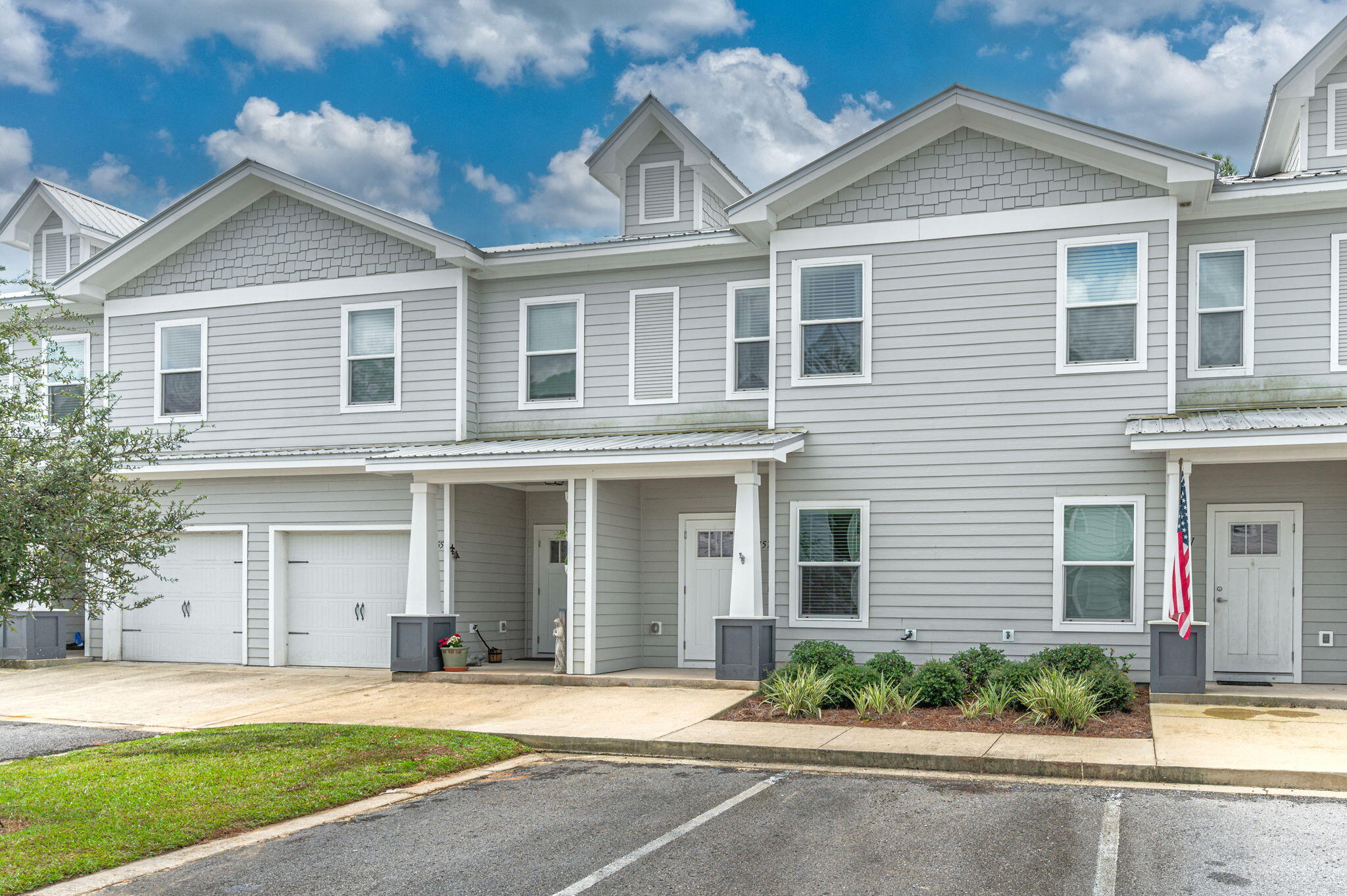 Welcome to this spacious 3-bedroom, 2.5-bathroom townhouse in Freeport! This townhouse features modern LVP flooring throughout, as well as stainless steel appliances in the kitchen. Enjoy the convenience of a screened porch, perfect for relaxing and enjoying the outdoors. In addition, residents have access to a community pool, ideal for cooling off on hot summer days. Don't miss out on the opportunity to make this townhouse your new home!