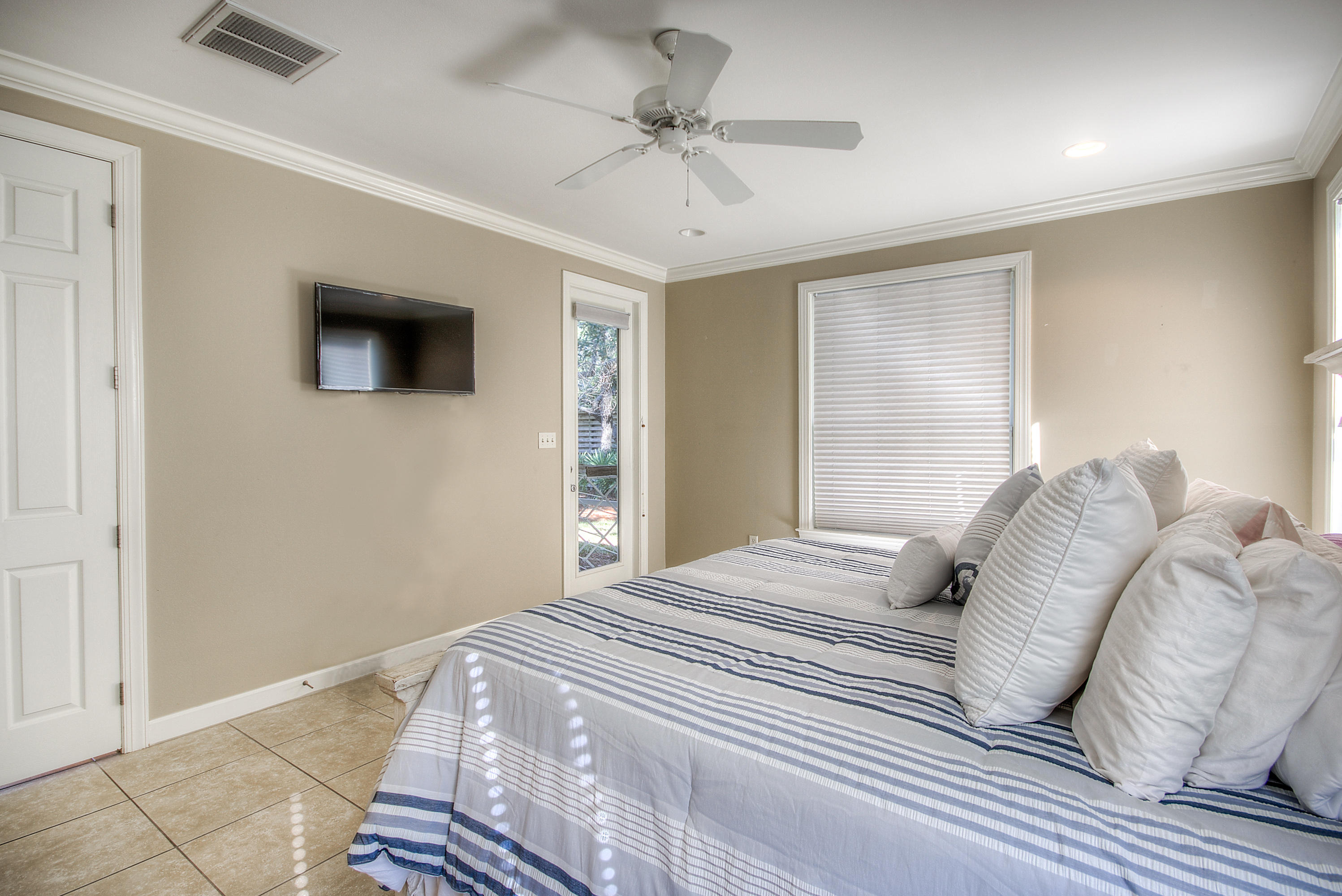 CRYSTAL LAKE - Residential