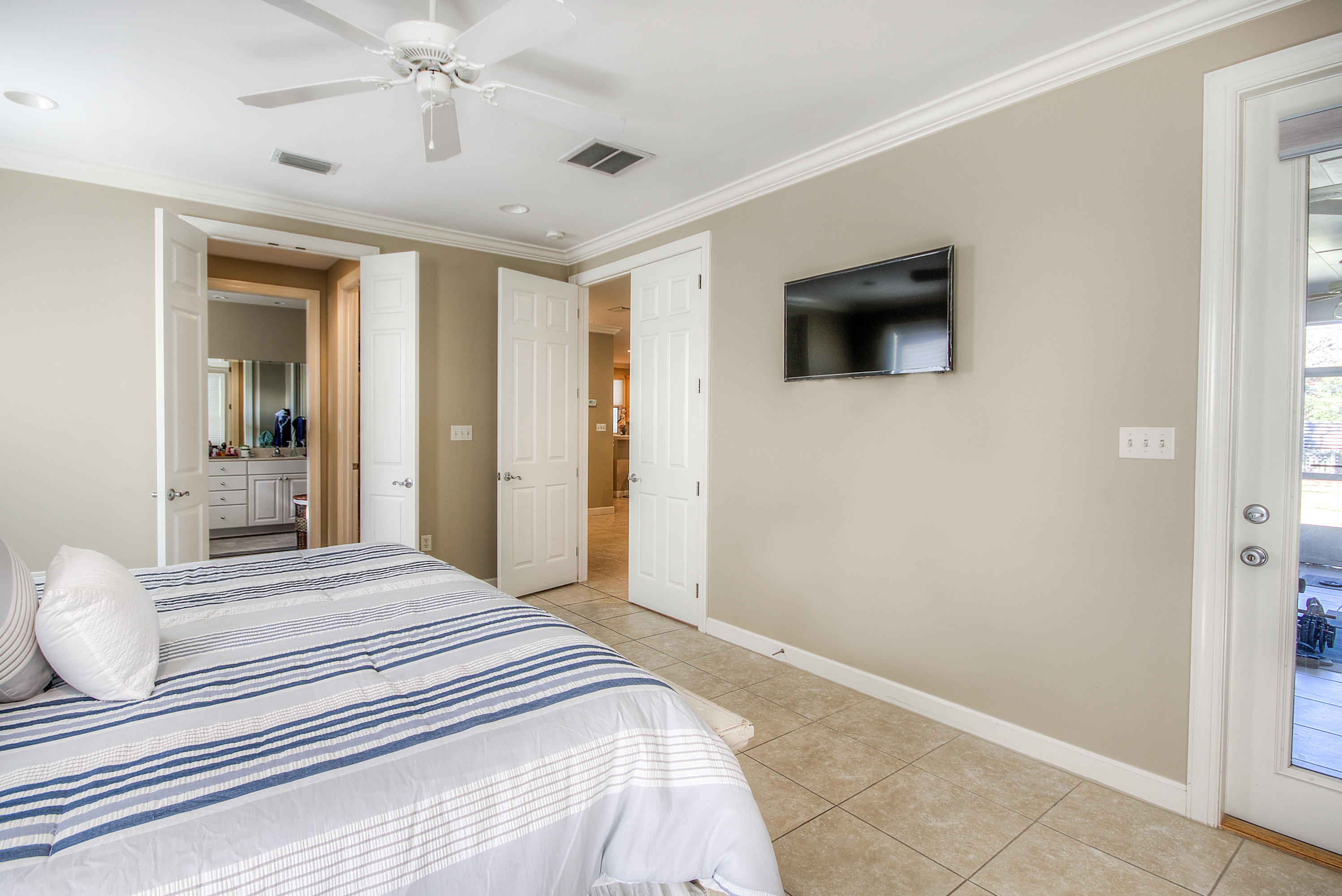 CRYSTAL LAKE - Residential