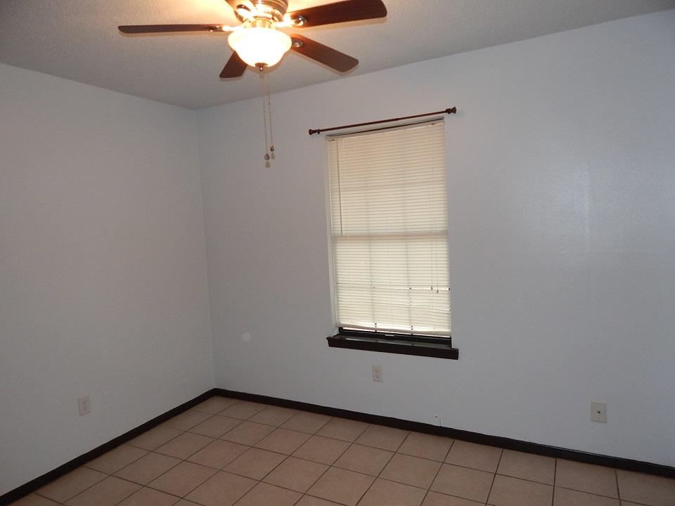 COUNTRY OAKS EST - Residential