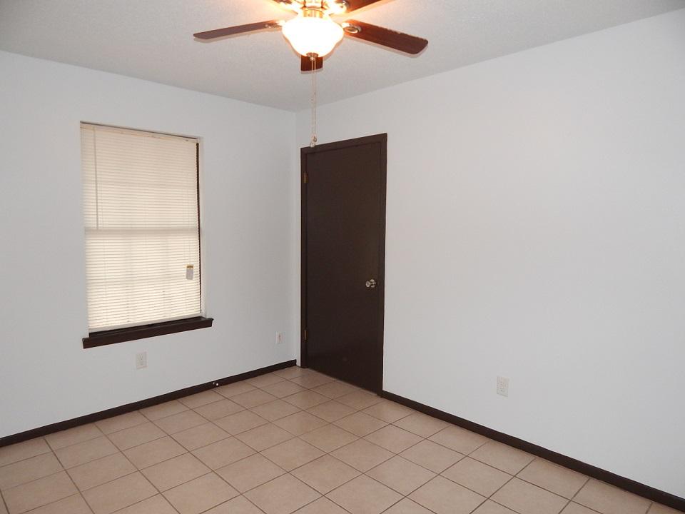 COUNTRY OAKS EST - Residential