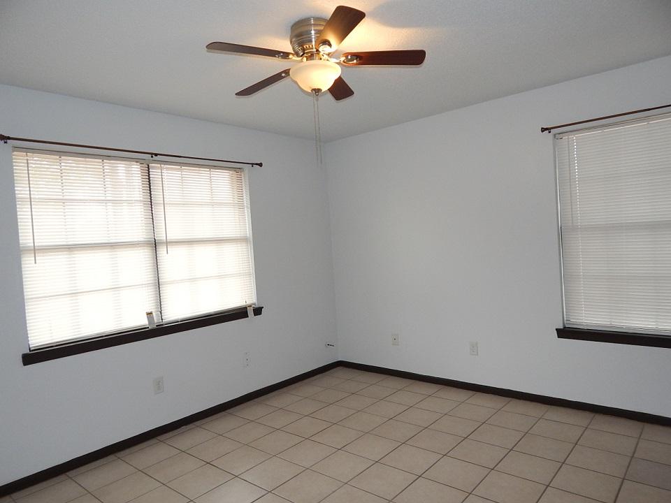 COUNTRY OAKS EST - Residential