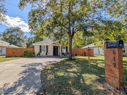 Photo of 619 W Orange Avenue, DeFuniak Springs, FL 32435 (MLS # 989272)
