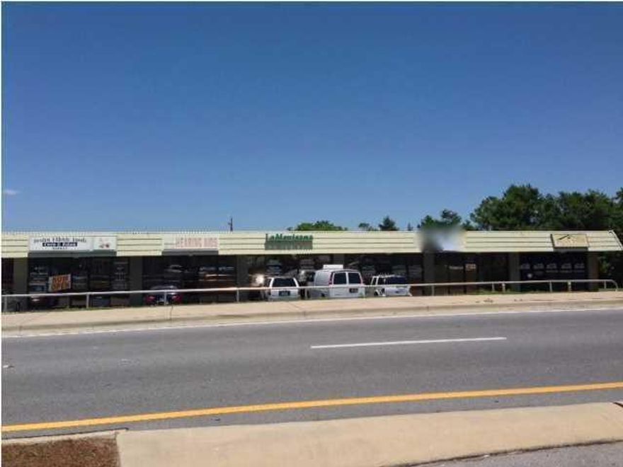 1000 sq. ft. of space ready to build out. Location is convenient to Destin and surrounding area. Unit is 20 x 50