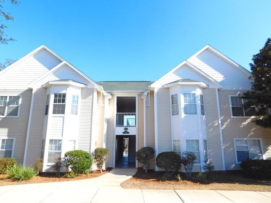 This incredibly maintained unit in The Oaks is just steps from the pool. If you are looking for a move in ready condo this is the one, it has a new HVAC system, updated paint and light fixtures. The Oaks is centrally located close to Eglin, Duke, and NW FL State College. Just across the mid-bay bridge are the beautiful white sand beaches of the Gulf of Mexico and plenty of shopping a dinning. Call to see this great condo today!