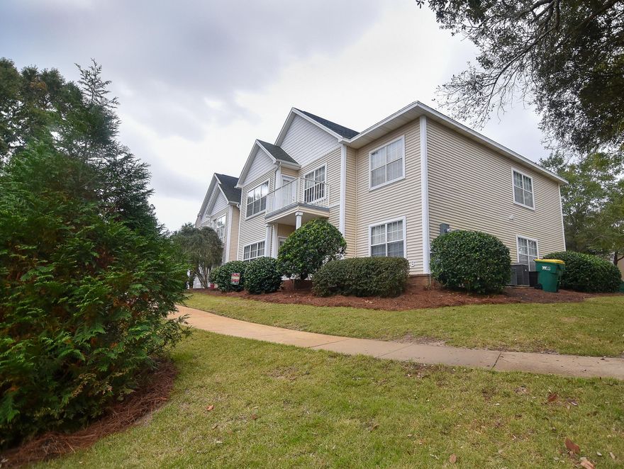 VA APPROVED COMPLEX! It's very rare that you'll find a 3/2 ground floor unit at The Oaks. Easy, low-maintenance living in Niceville! A/C was replaced MAY 2018 and tenant is vacating 12/31. Amenities include: community pool, gazebos & BBQ/picnic areas. HOA fees cover: master insurance policy, basic cable TV, trash, grounds maintenance, exterior maintenance, and accounting. Great potential as investment property. Centrally located near Eglin AFB, schools, hospital, NWFSC, and the beautiful white, sandy beaches of Destin.