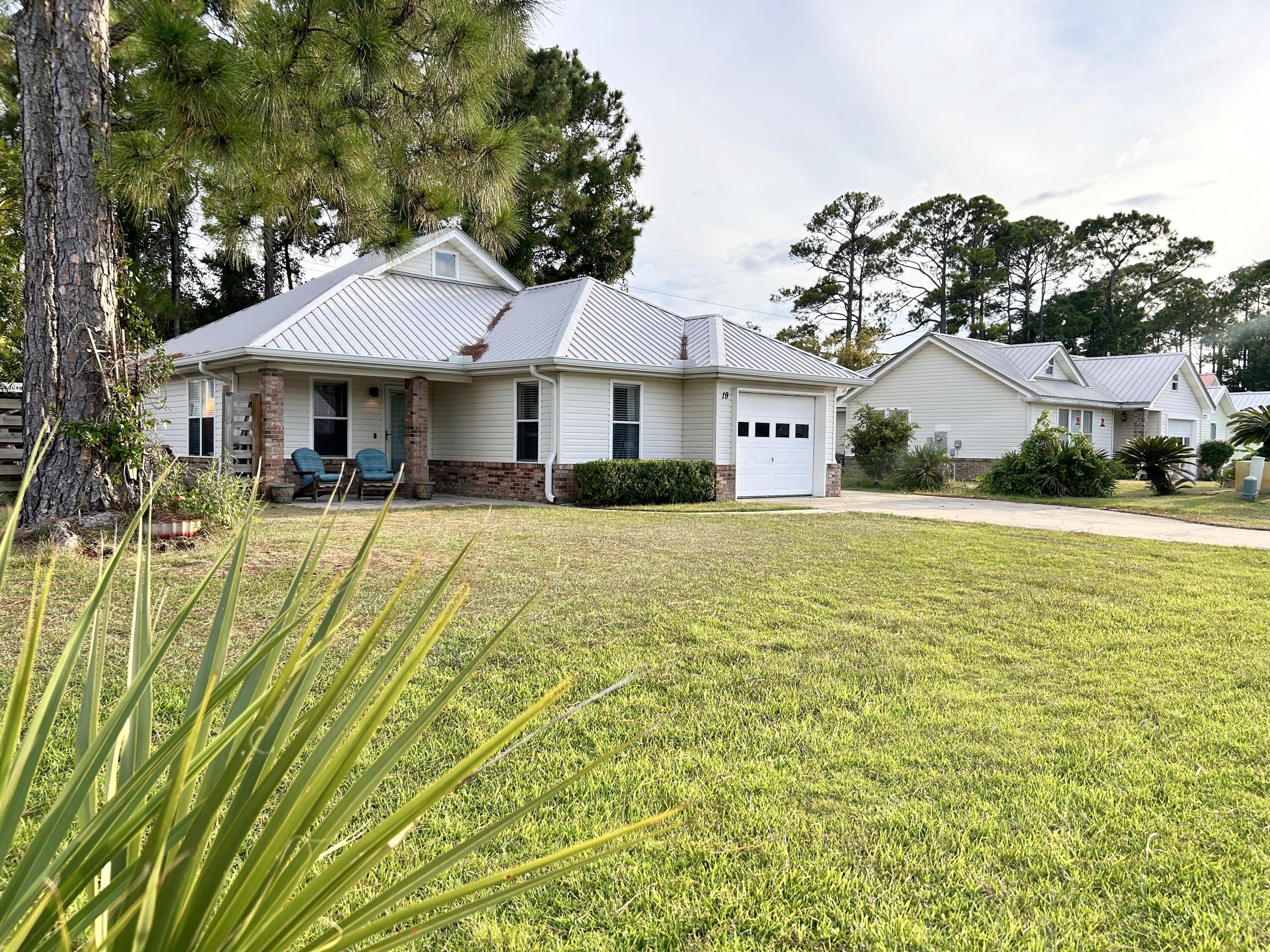 This is a Vacation/Snowbird rental available for the months of November, December, January, February and March.  This is not a full 12 month rental offering.  2 Bedroom 2 Bathroom located close to beach and bay.