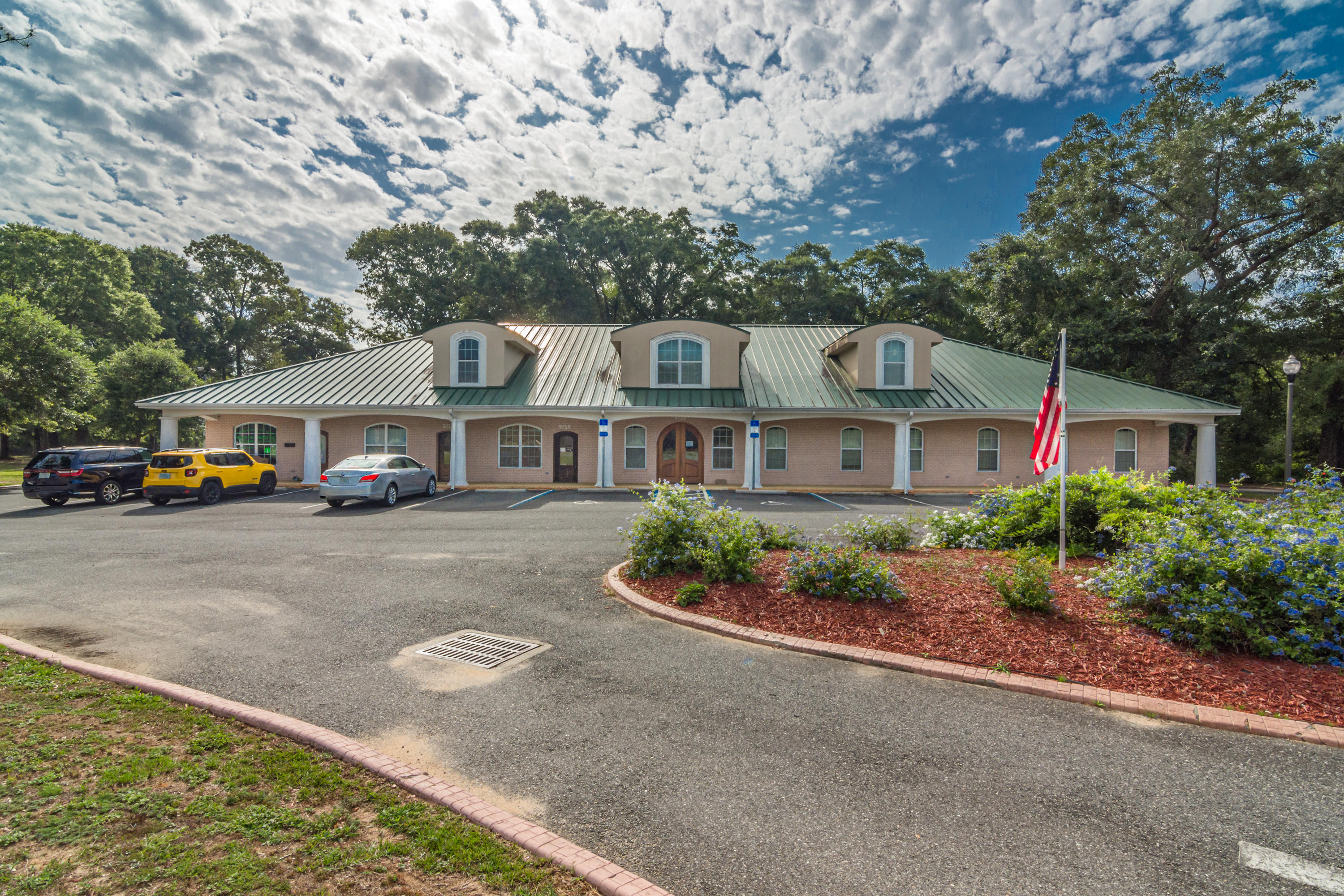 100% Leased 4-unit commercial building right on Hwy 85!! Location Location Location! Retail or office space. Beautiful new building with tons of visibility for your business!! Great investment opportunity! There is also an office space for rent. located north of town with Lots of new growth and just a short drive from local schools, hospital, south Publix, a variety of restaurants, and the upcoming Crestview Commons, Hwy 85, Hwy 90, and I-10 are in close proximity to the property.